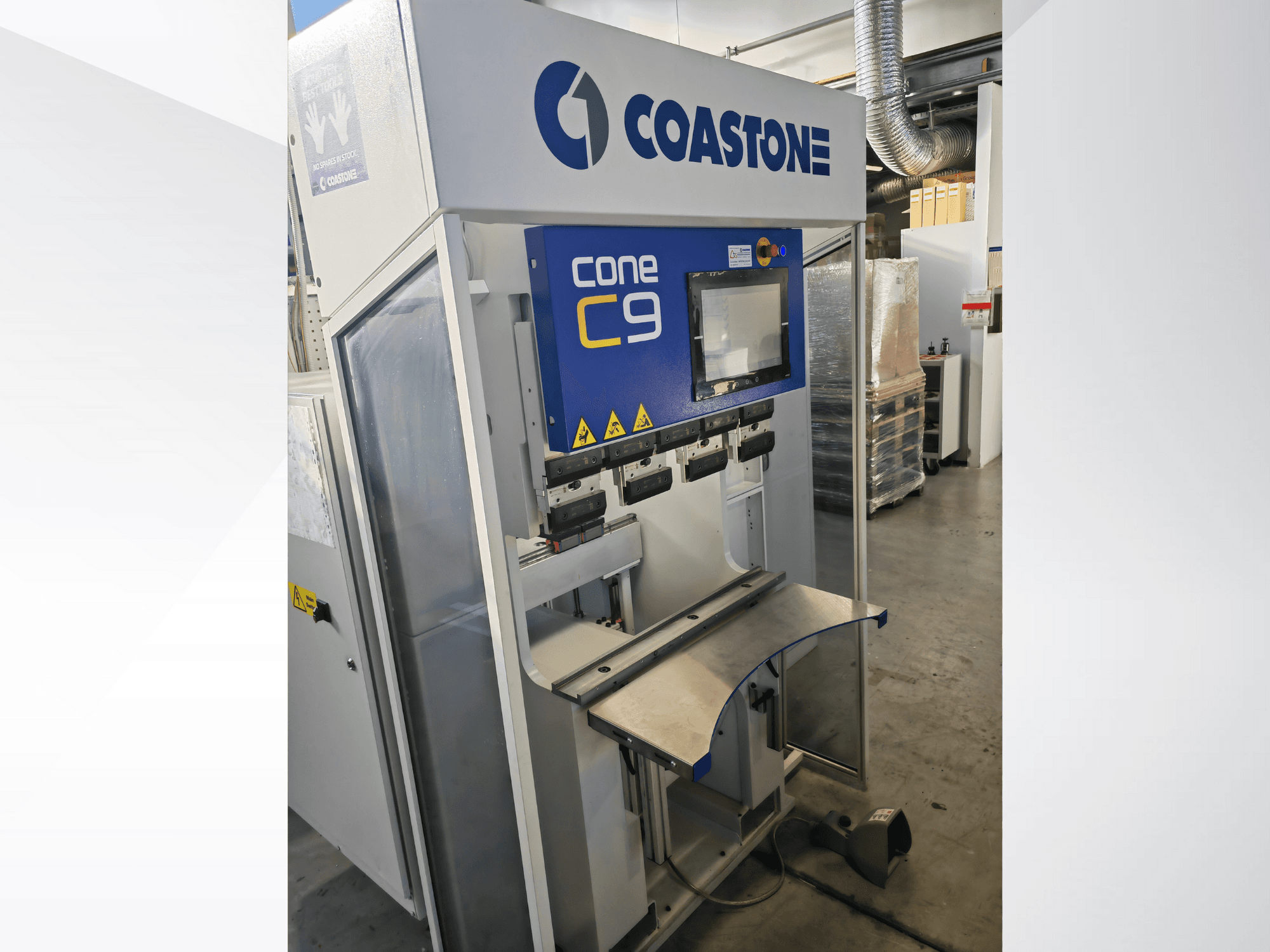 Машина Coastone Cone C9 с видом спереди, с панелью управления и рабочей поверхностью из нержавеющей стали.