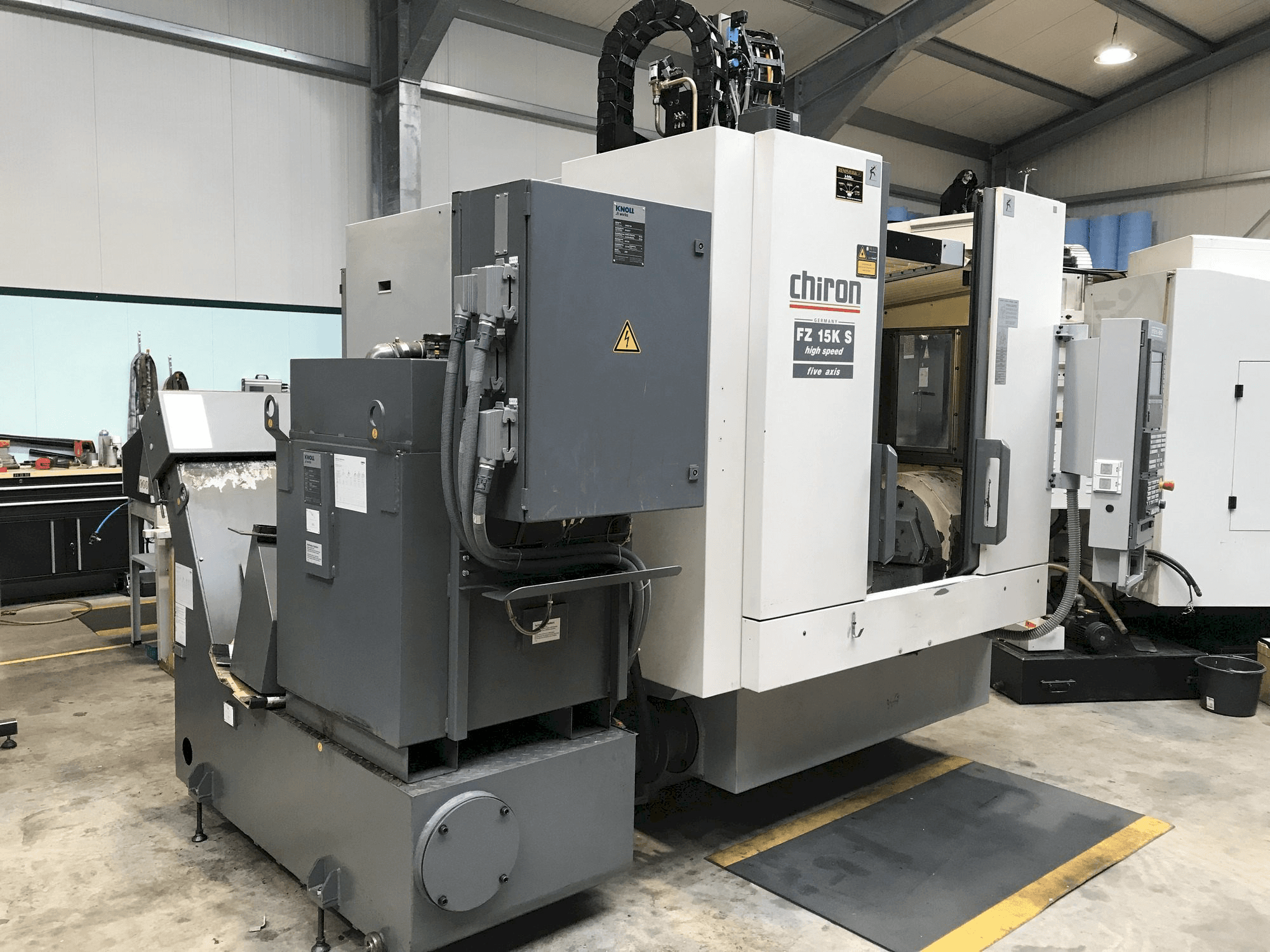 Вид станка CHIRON FZ15 KS спереди