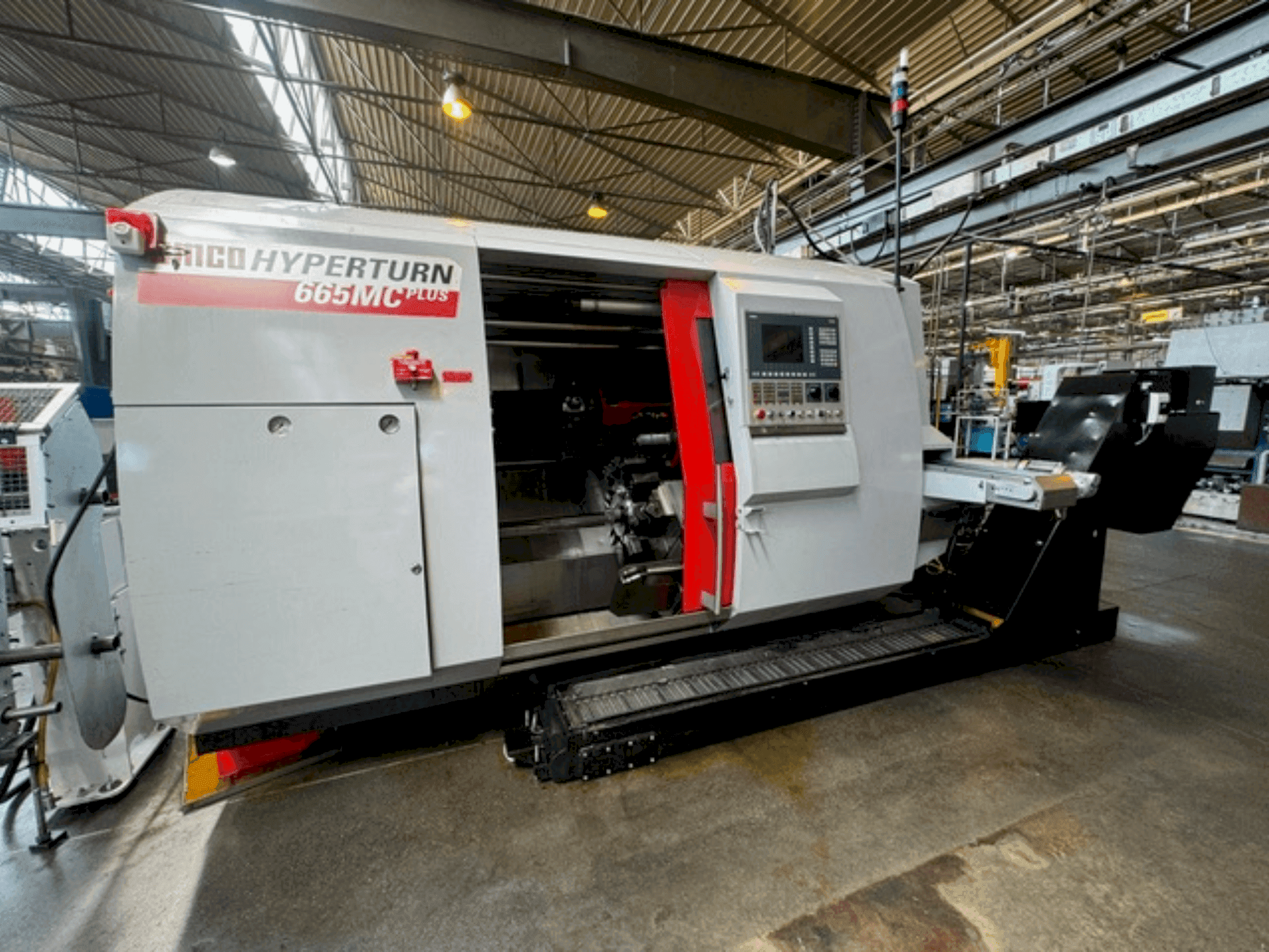 Вид станка EMCO HYPERTURN 665 MC PLUS спереди
