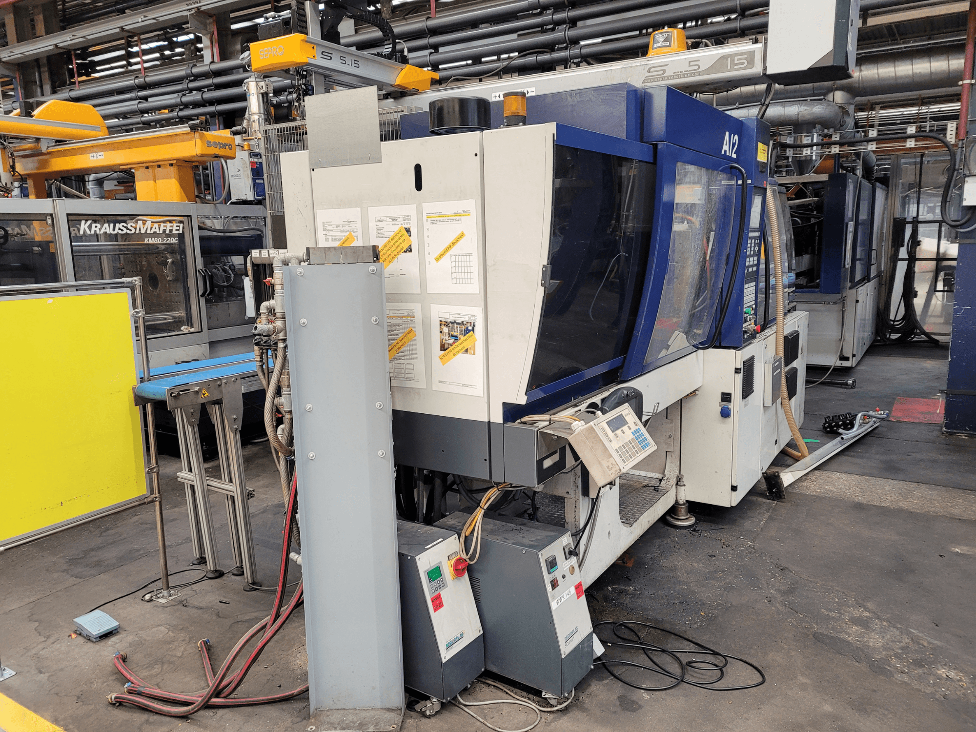 Термопластавтомат KraussMaffei модели KM80-232G, вид спереди, панель управления и рабочие компоненты.