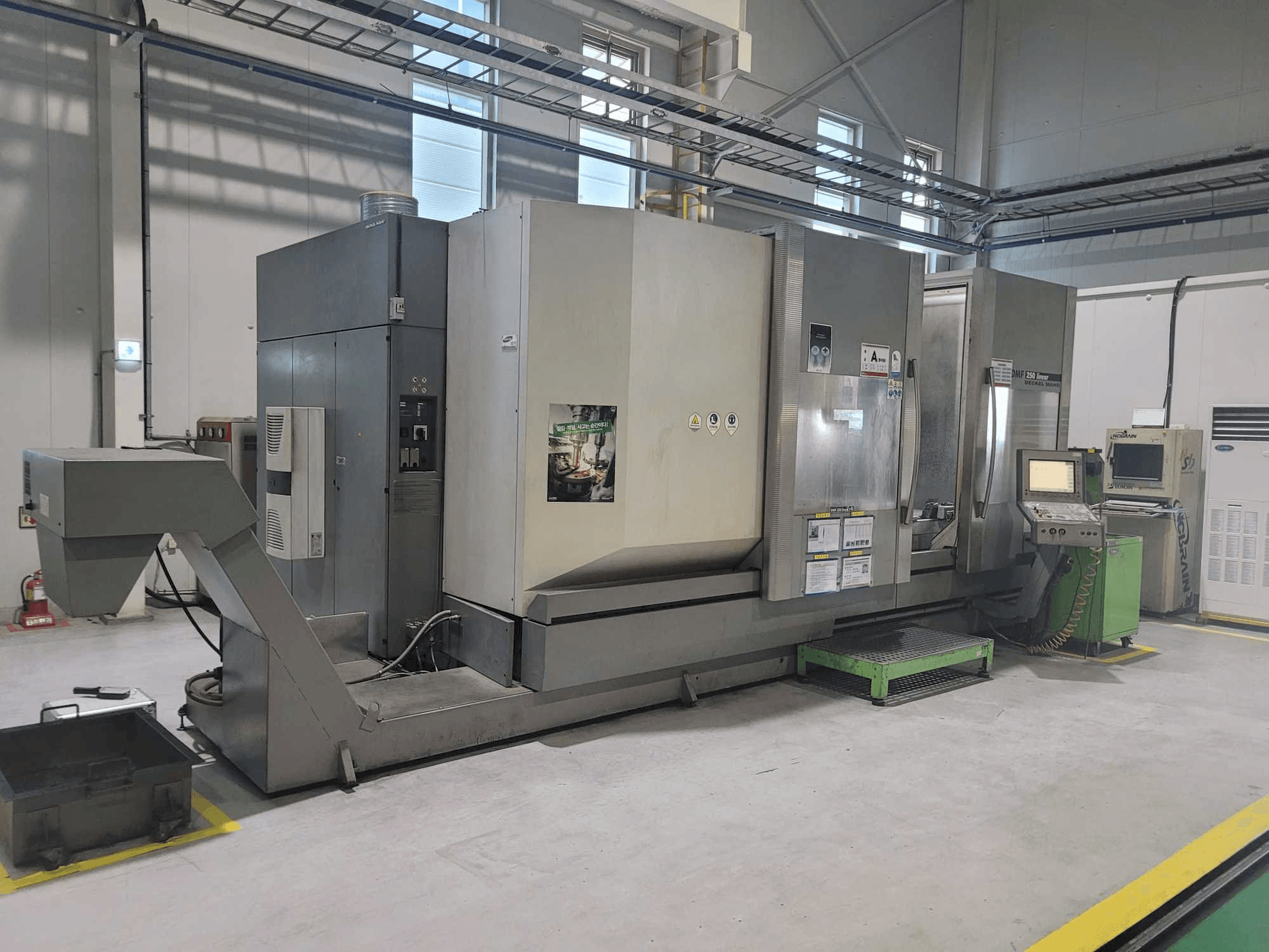 Вид станка с DECKEL MAHO DMF 250 linear правой стороны