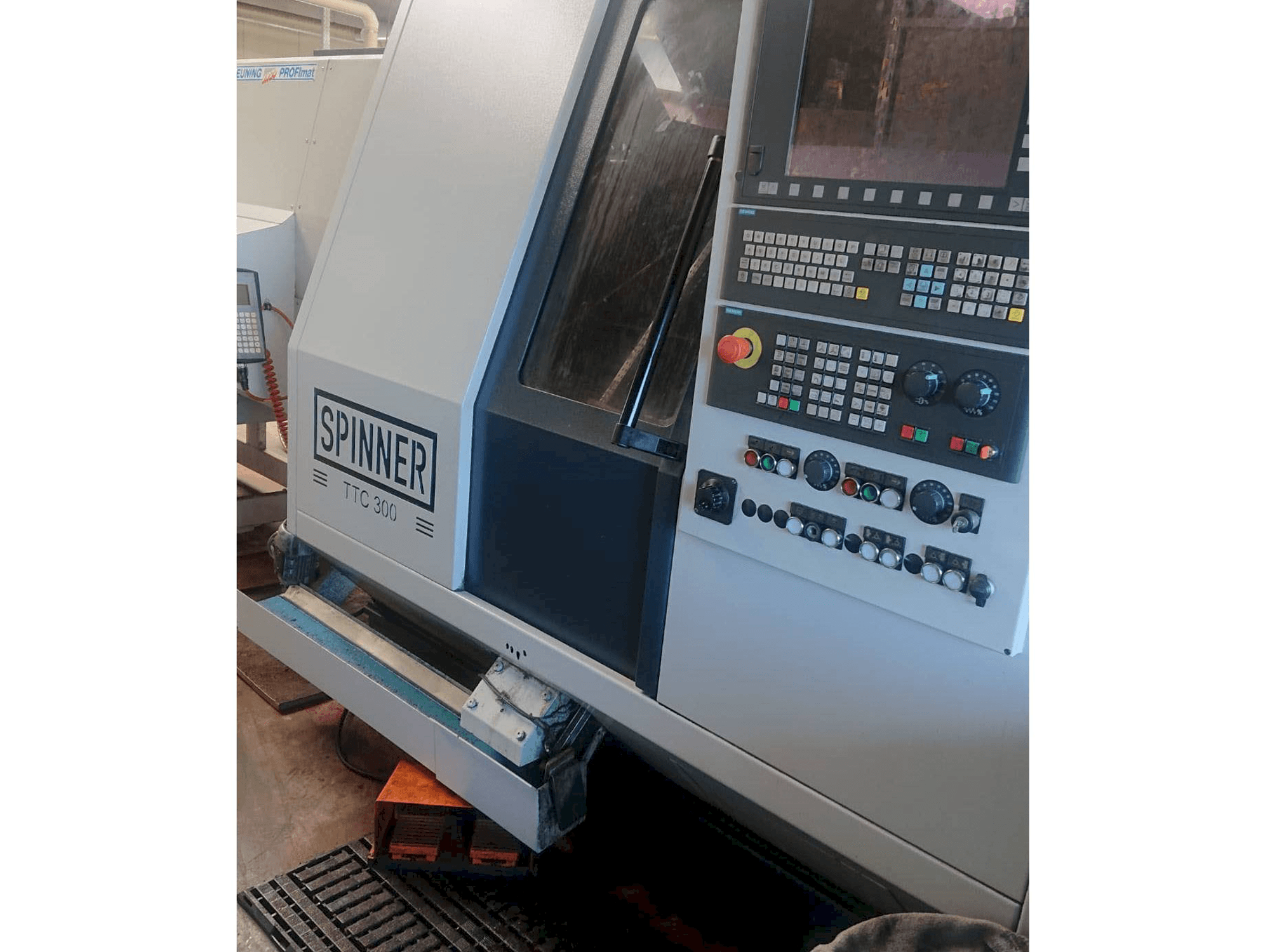 Вид станка SPINNER TTC300-52 SMMCY спереди