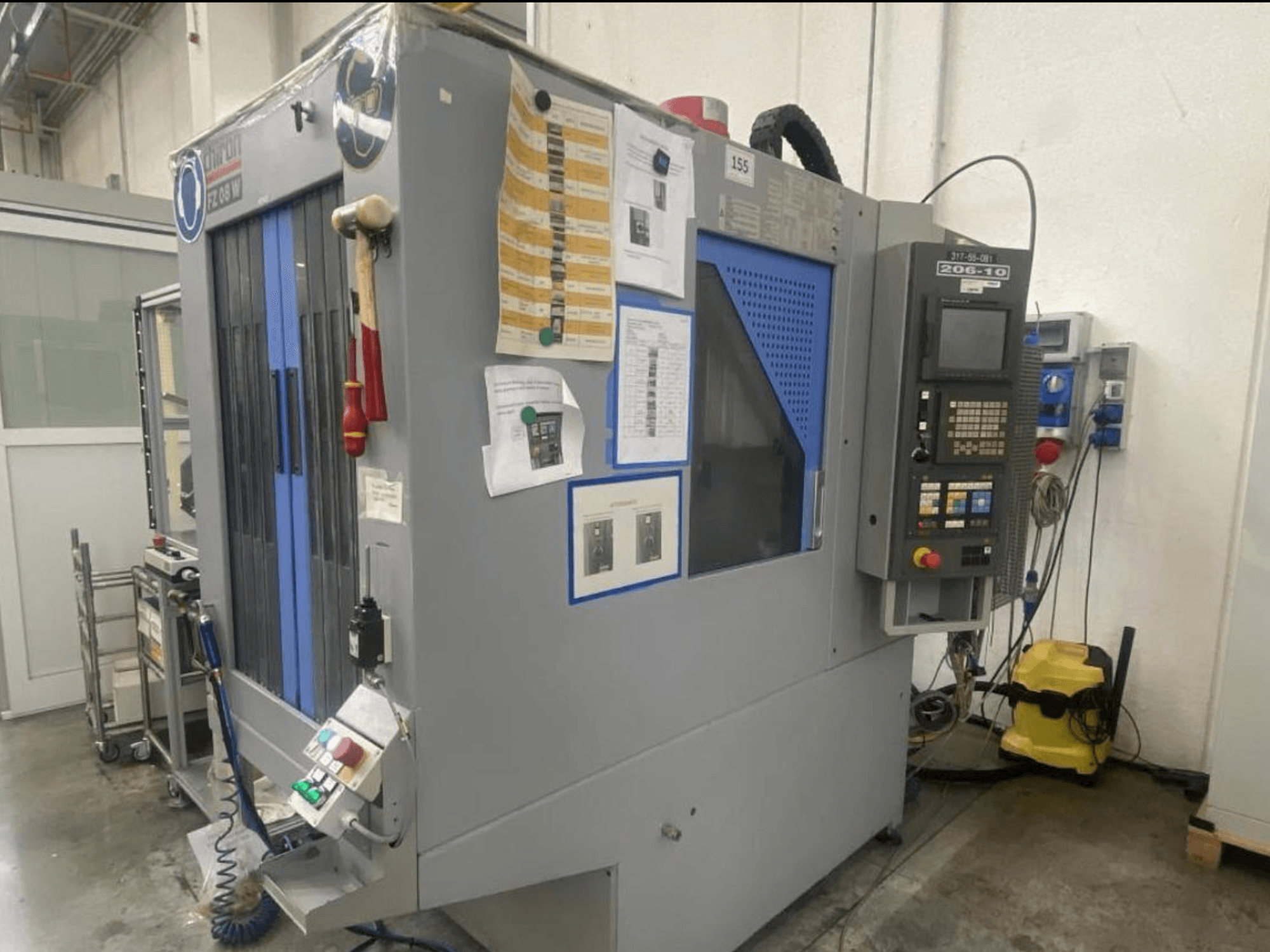 Станок с ЧПУ фирмы Shin Lin, вид спереди, панель управления, кнопки управления и инструкция по технике безопасности прилагаются.