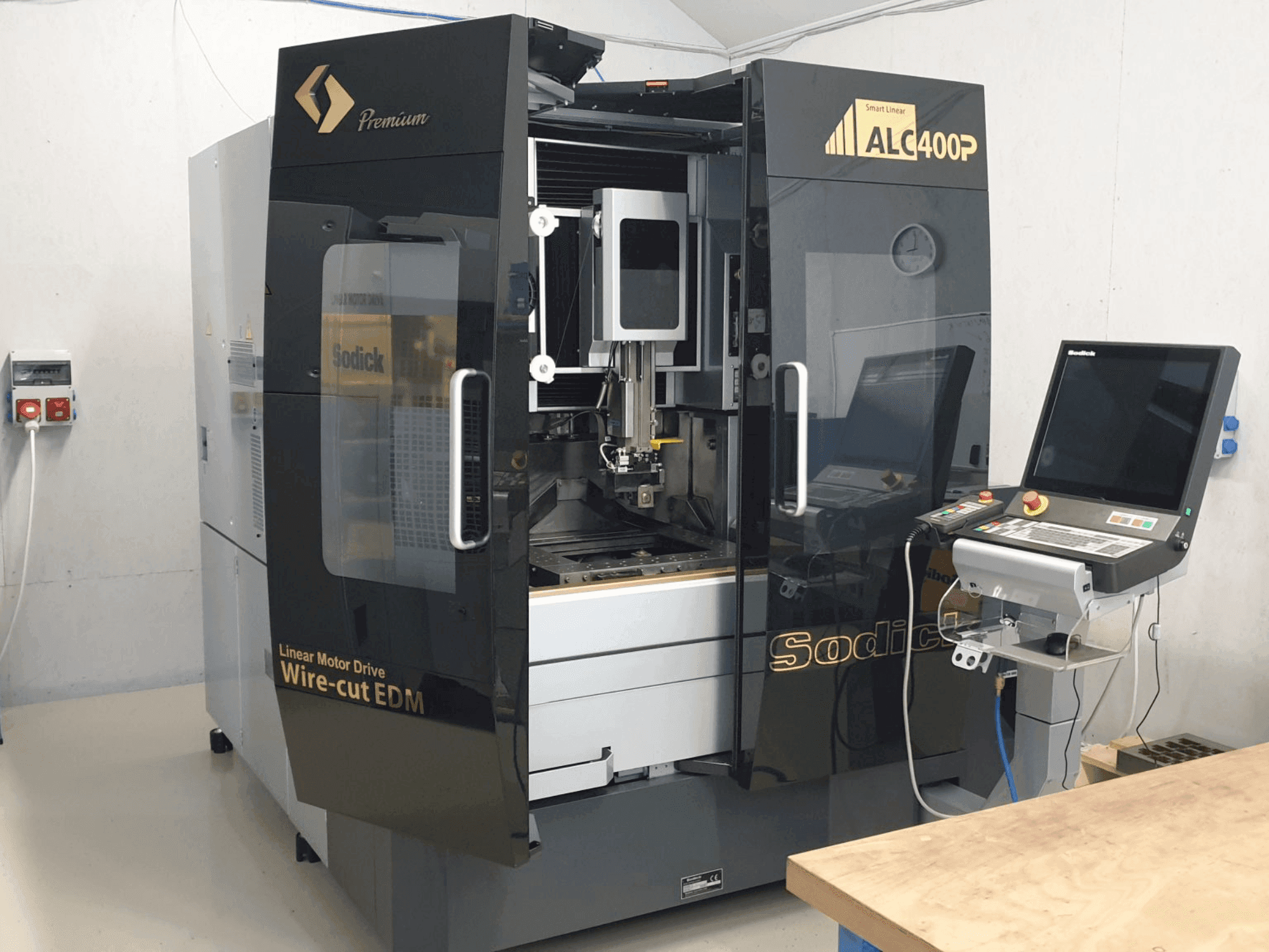 Вид станка Sodick SODICK ALC400P спереди