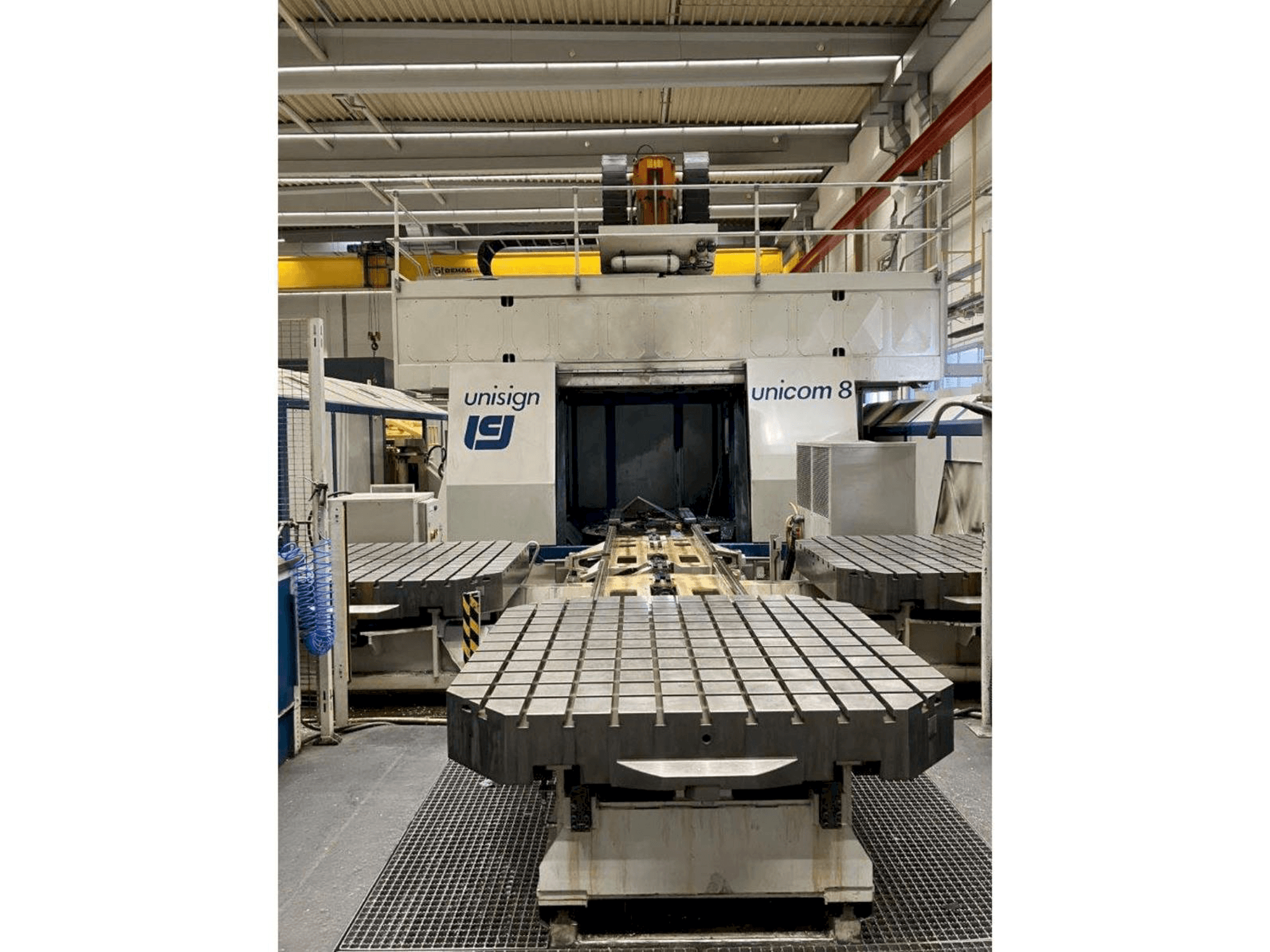 Вид станка Unisign Unicom 8 спереди