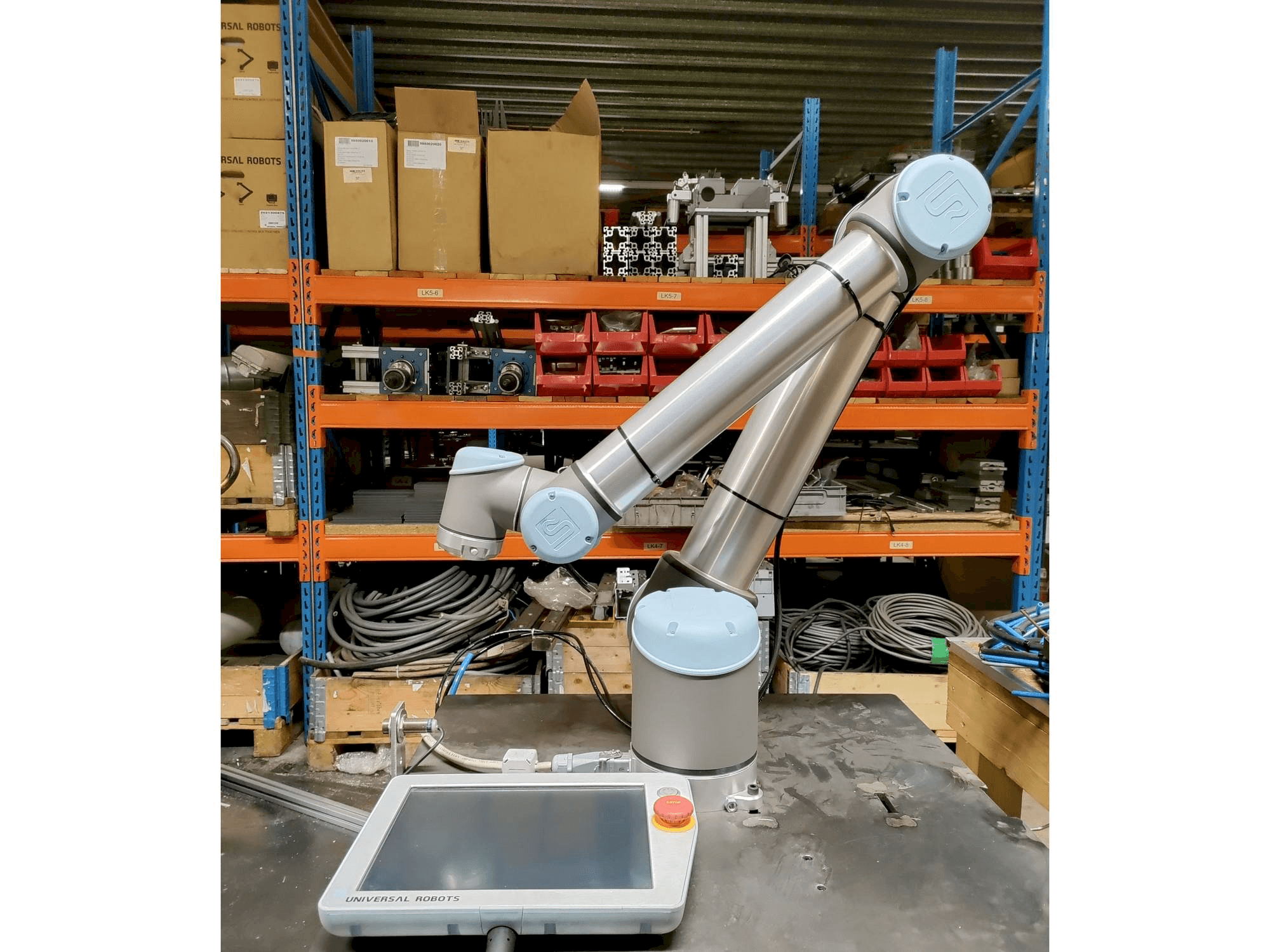 Вид станка Universal Robots UR10 спереди