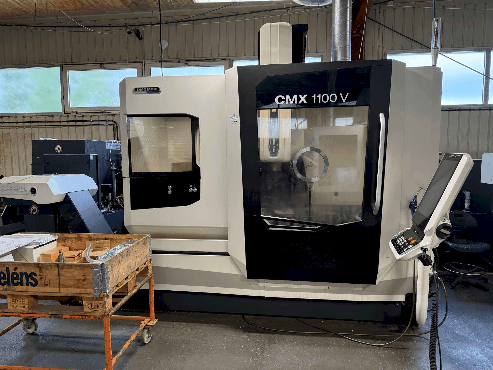 Вид станка DMG MORI CMX 1100 V (2022) спереди