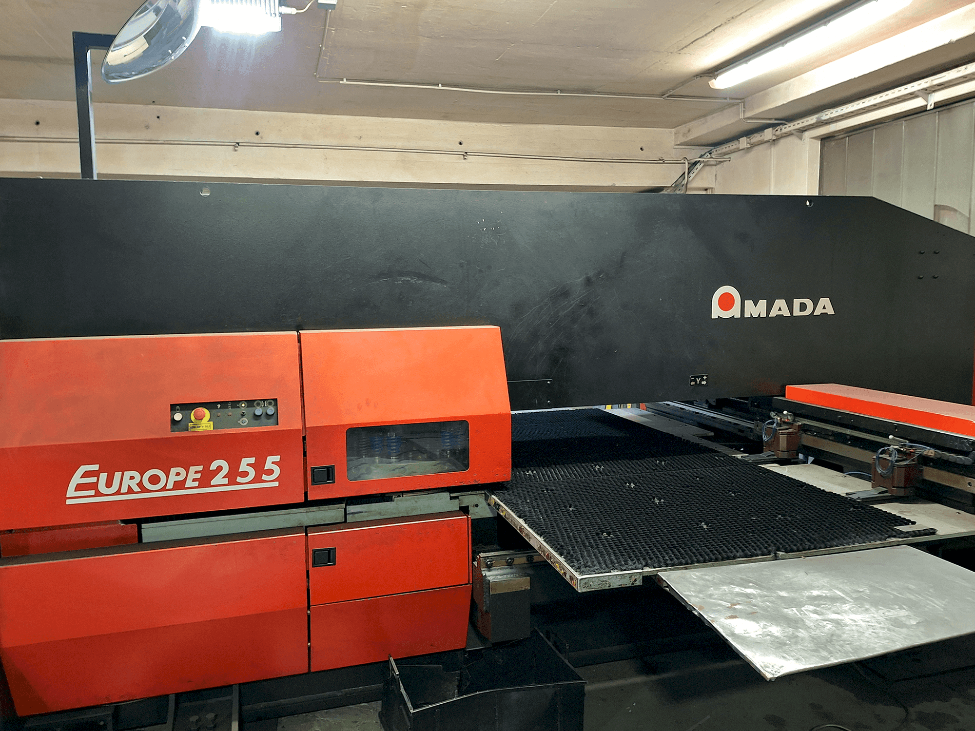 Вид станка AMADA EUROPE 255 CNC спереди