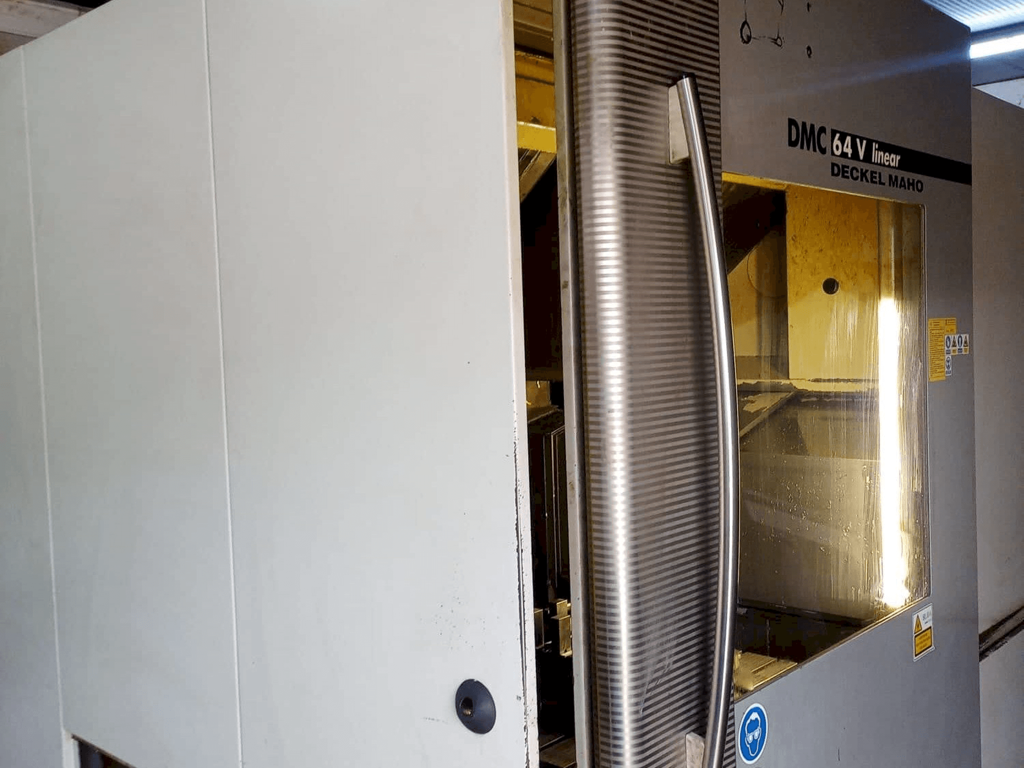 Вид станка DECKEL MAHO 64v Linear спереди
