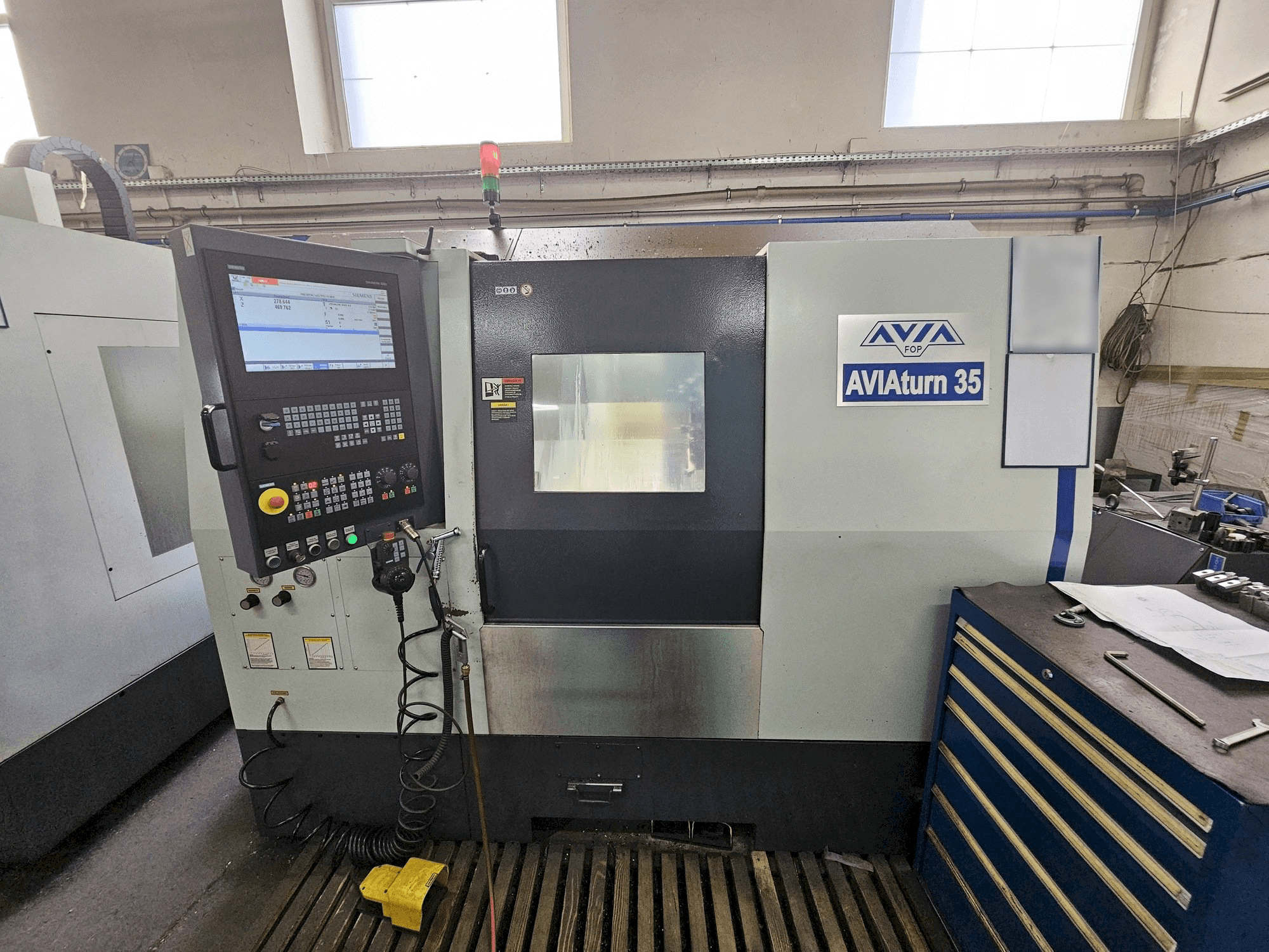 Вид станка Avia AVIAturn 35 спереди