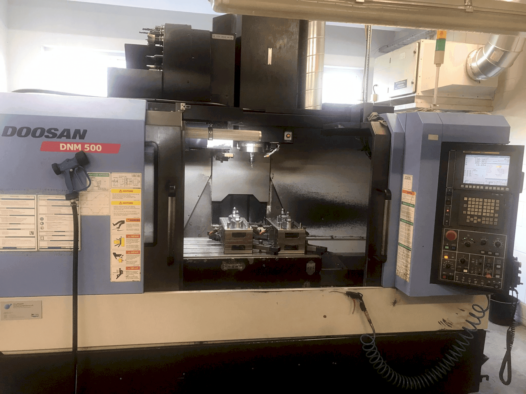 Вид станка DOOSAN DNM 500 спереди