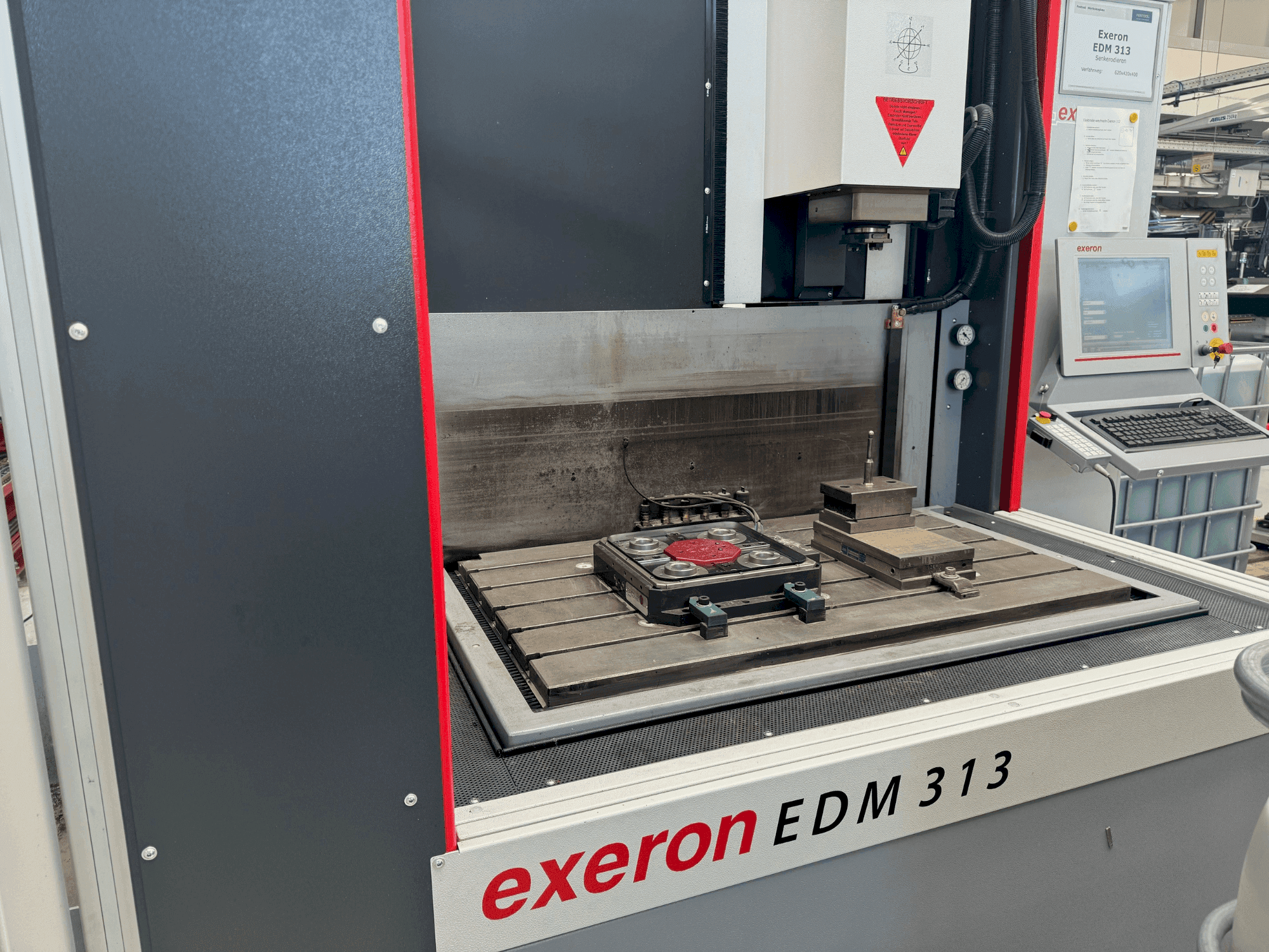 Вид станка Exeron EDM 313 спереди