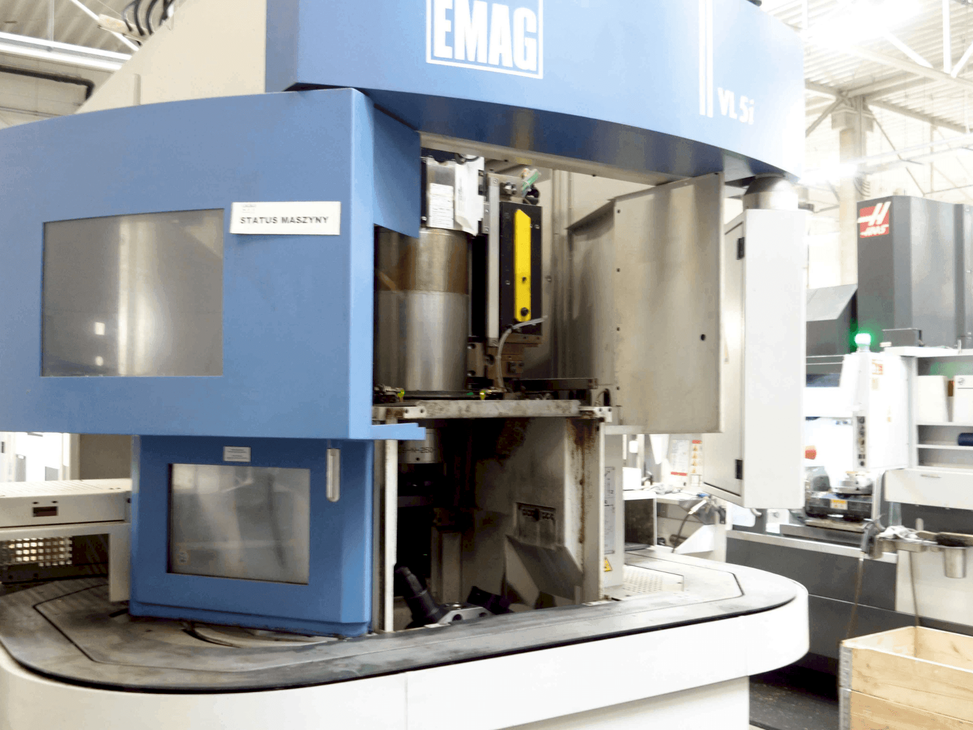 Вид станка EMAG VSC 250 спереди