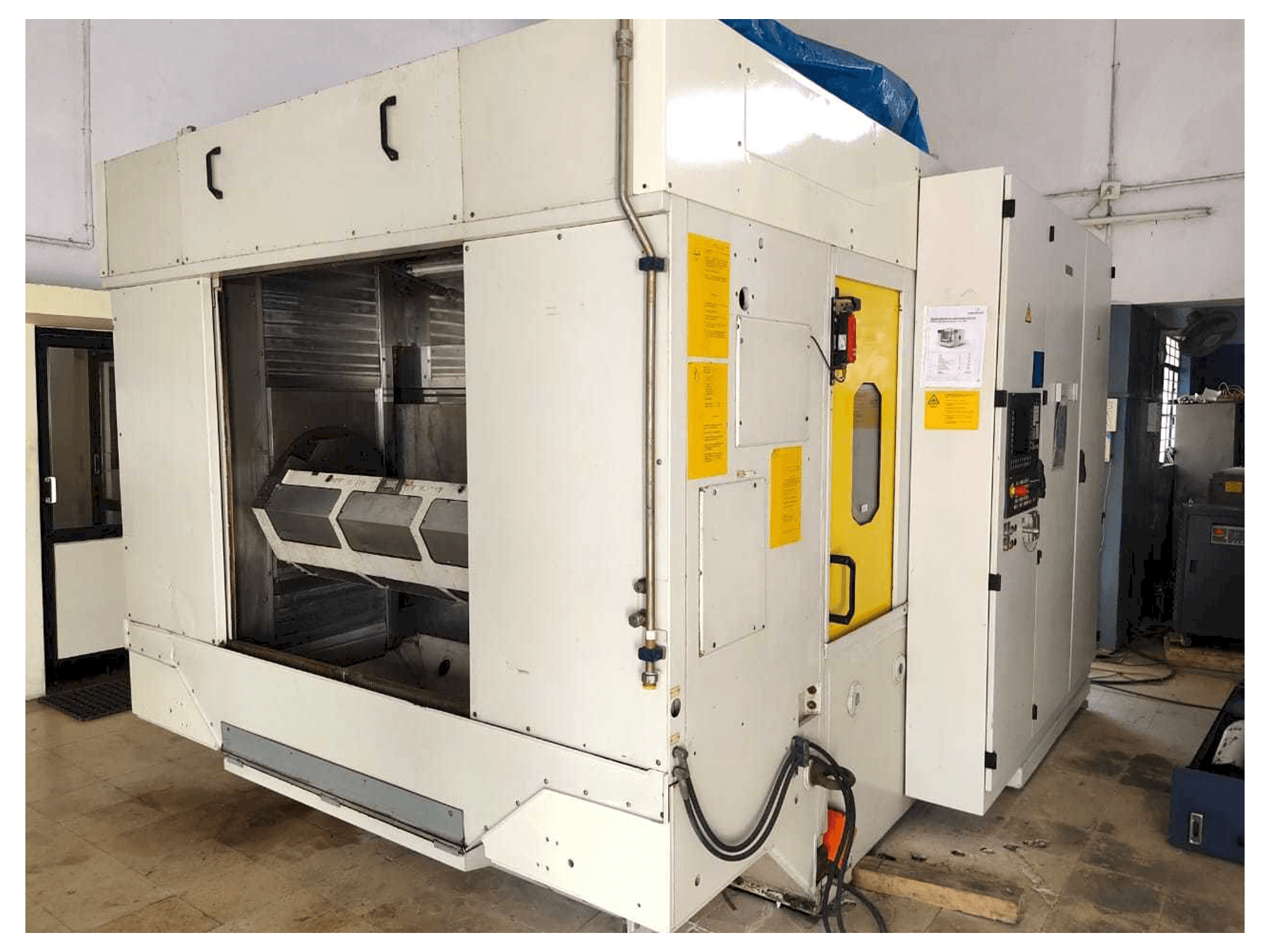 Вид станка GROB G320 спереди