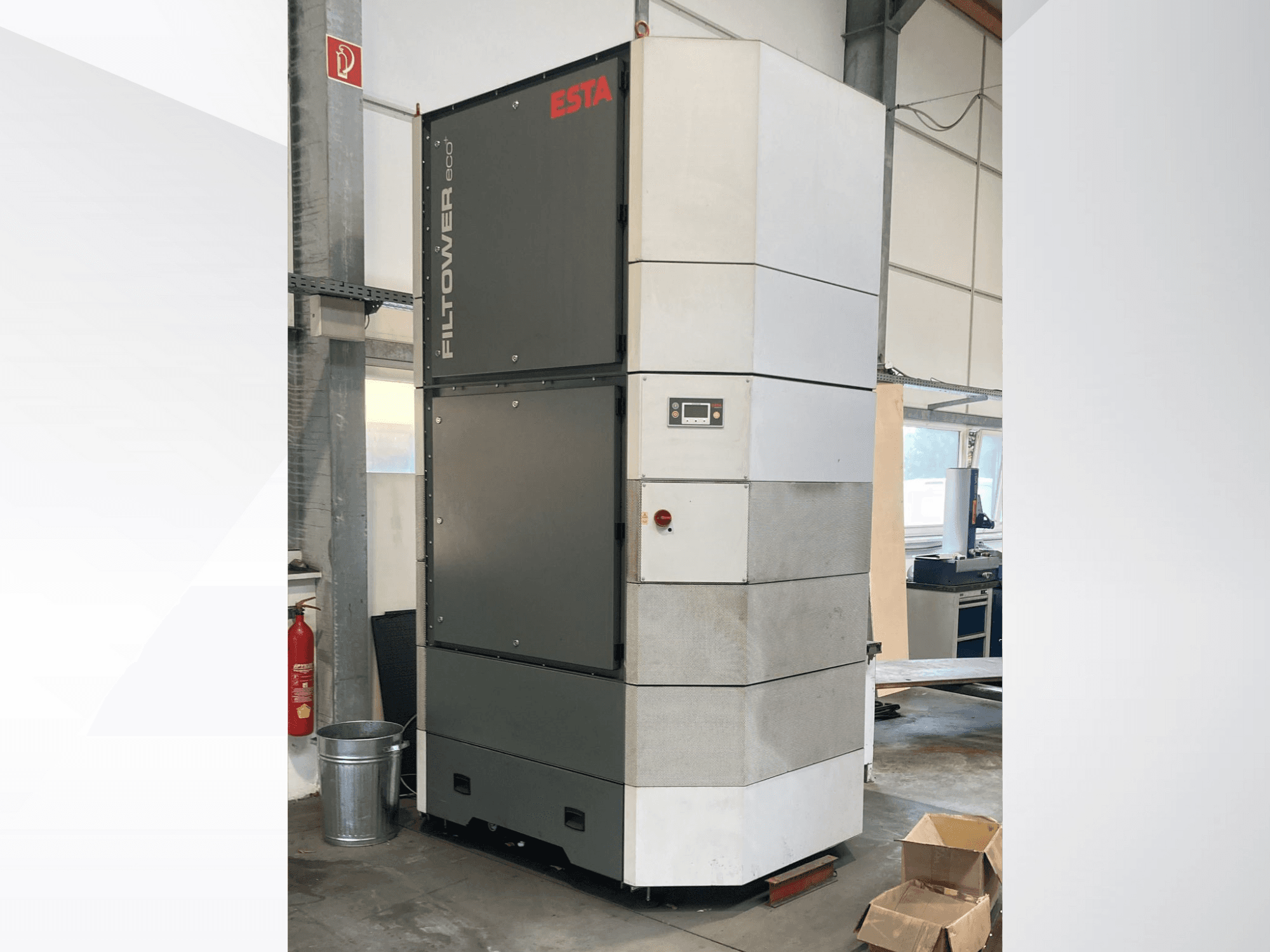 ESTA Filtower eco в серо-белом цвете, вид спереди, с панелью управления и вентиляционными отверстиями. Подходит для промышленной фильтрации воздуха.