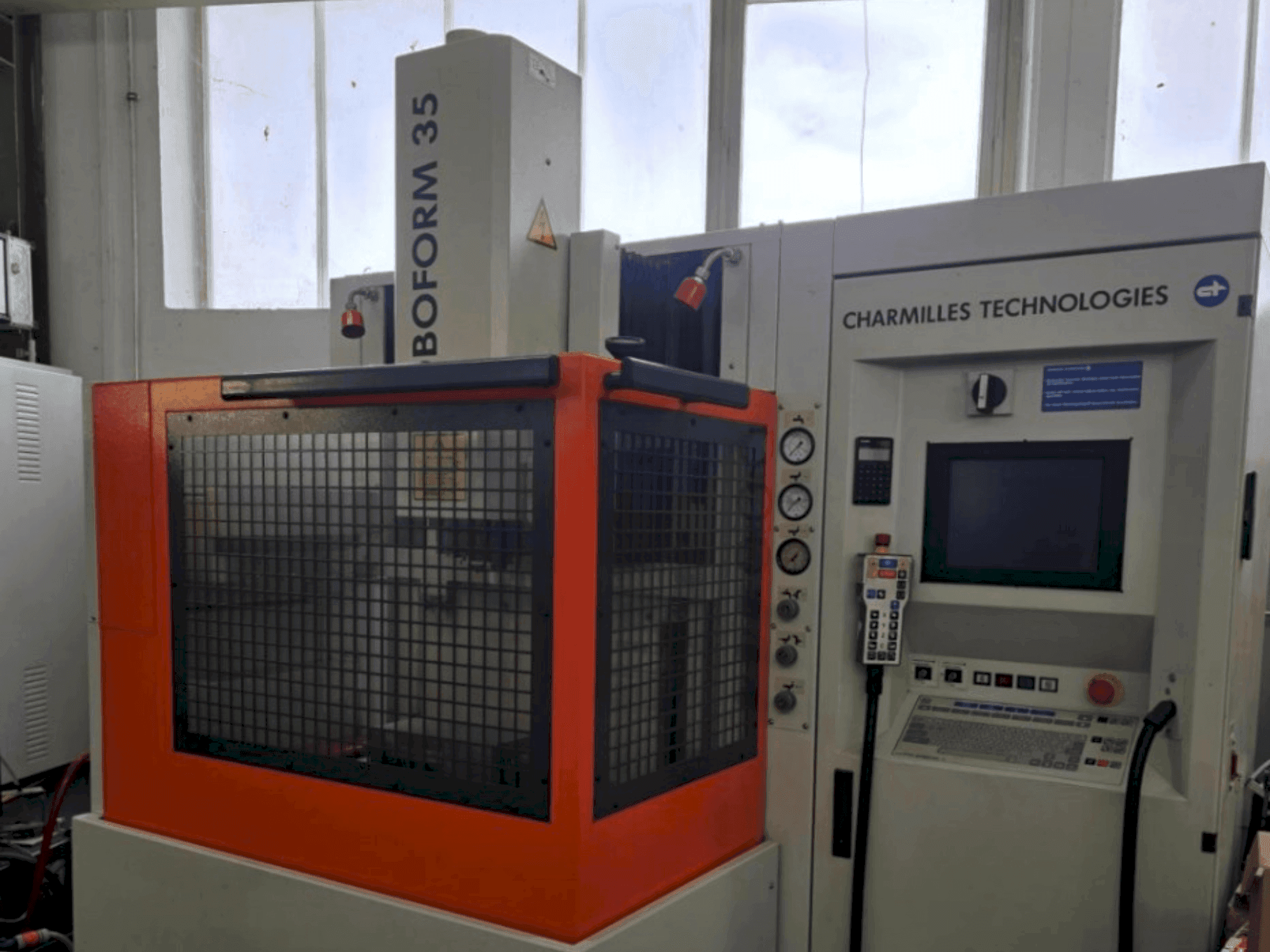 Вид станка CHARMILLES Roboform 35 спереди