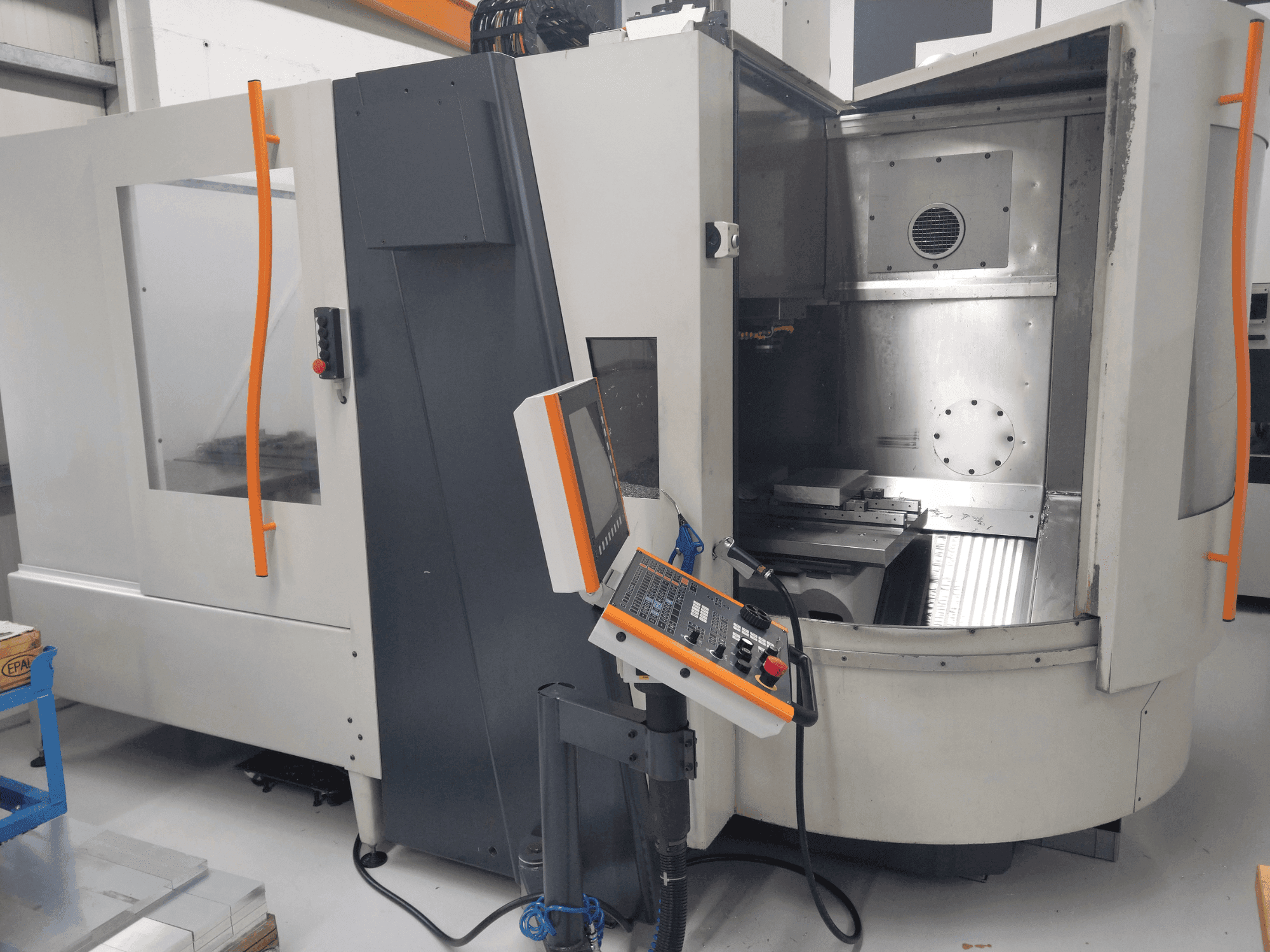 Вид станка MIKRON HSM 800 спереди