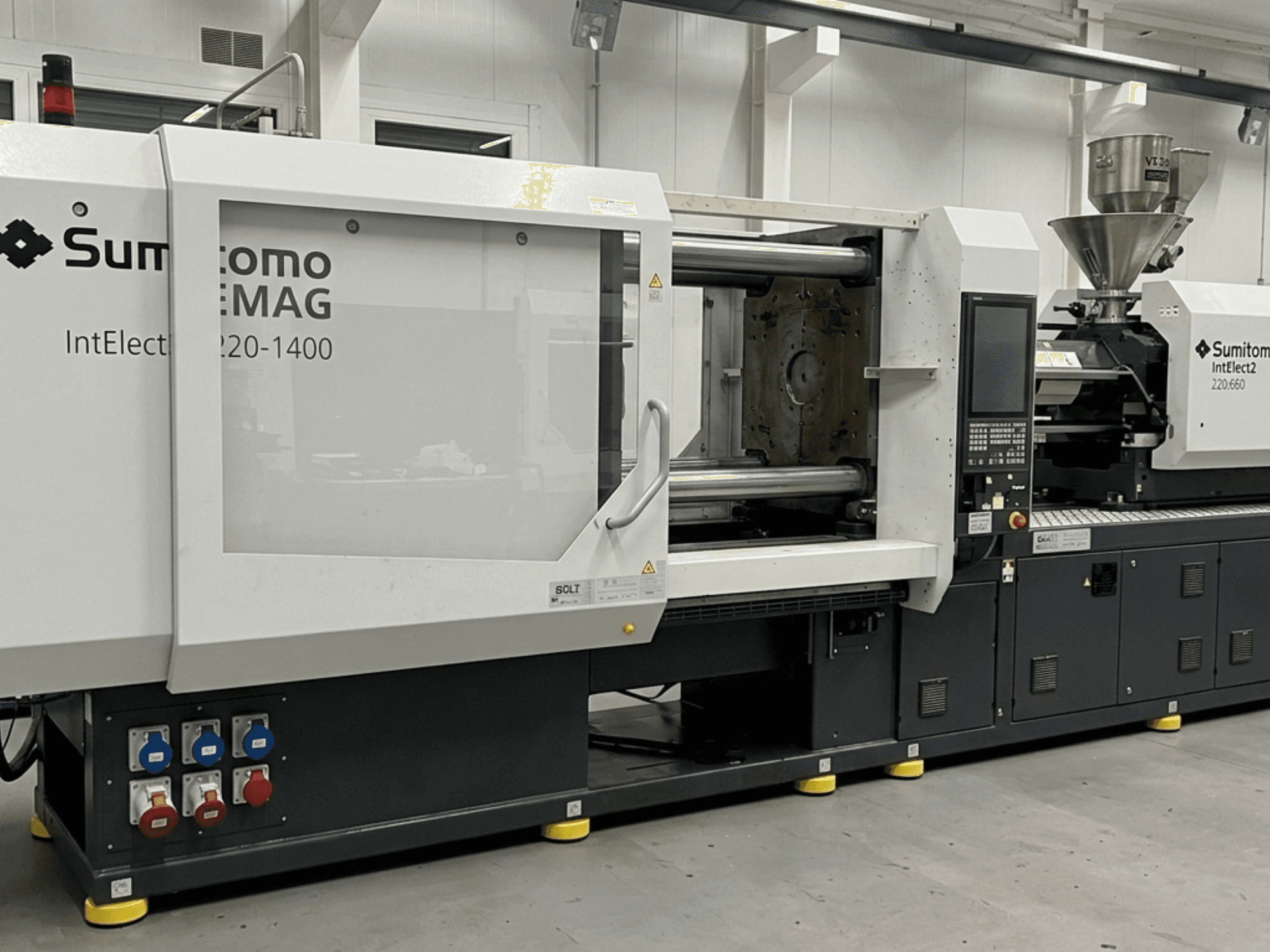 Электрическая машина для литья под давлением SUMITOMO SHI DEMAG IntElect2 S 220/660-1400, вид спереди с подробной панелью управления и бункером.