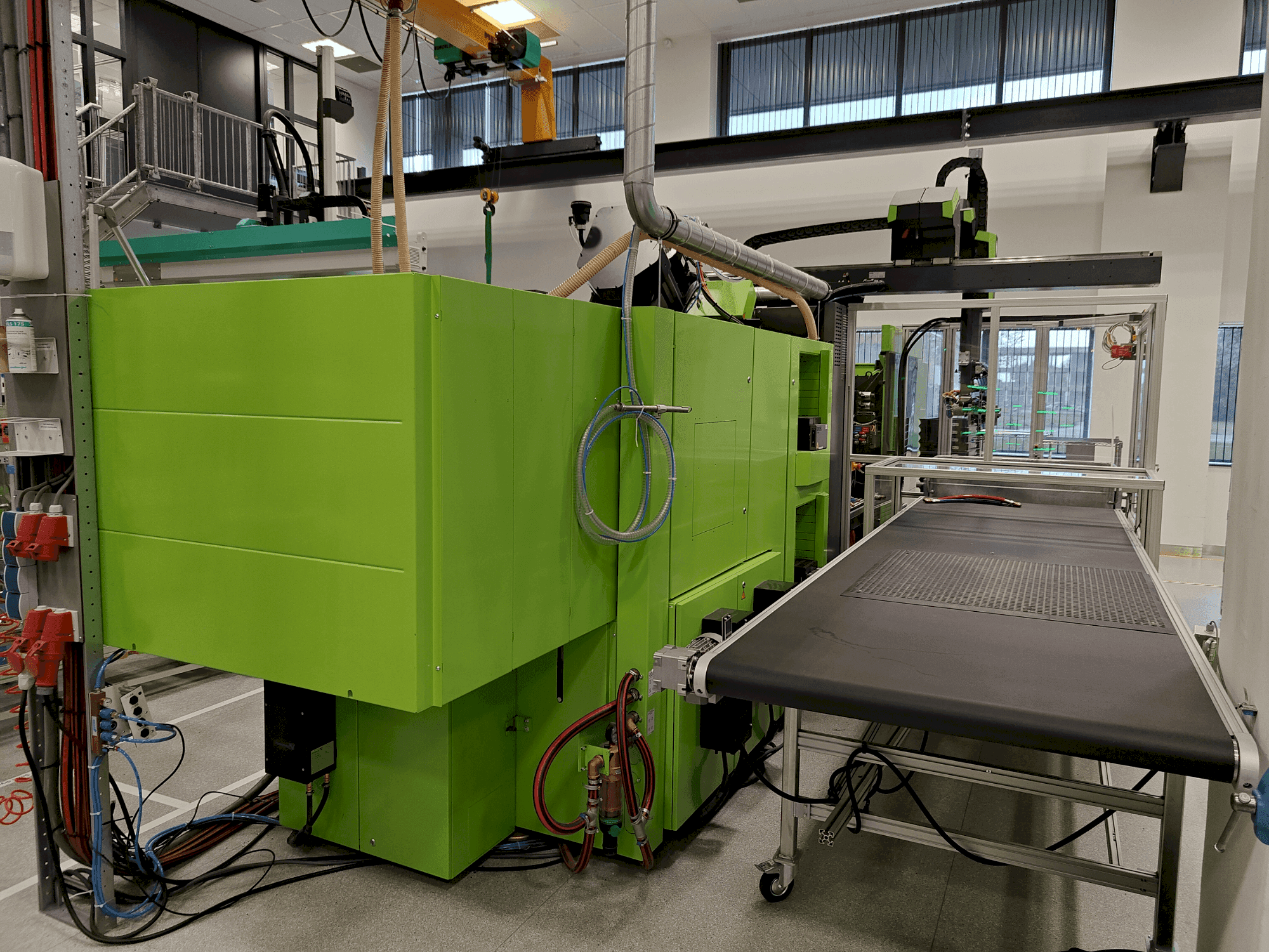 Вид станка Engel e-victory 740H/50W/220 combi + Viper 20 спереди