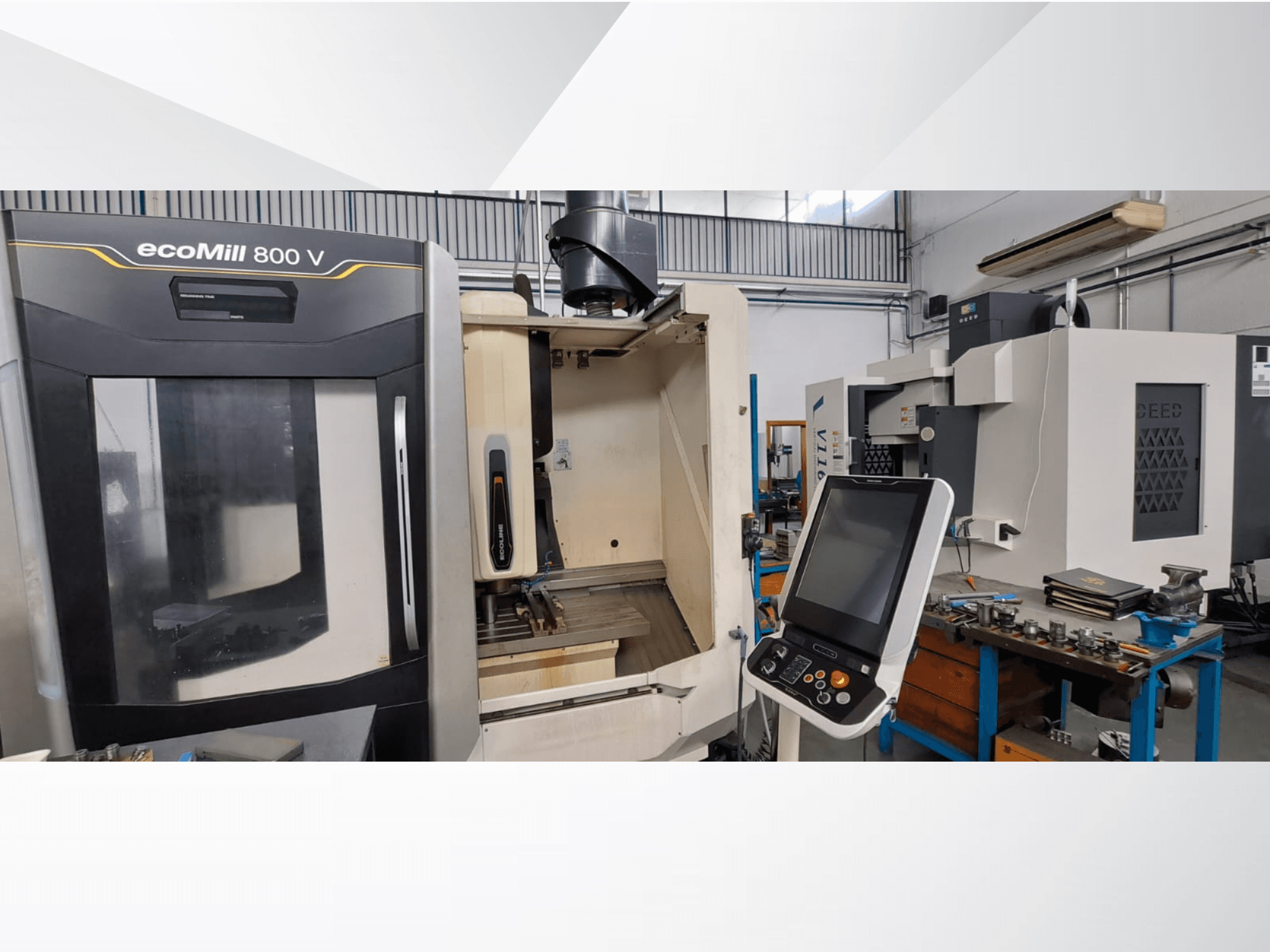 Вид спереди вертикального обрабатывающего центра DMG ecoMill 800V с панелью управления и открытой зоной обработки.