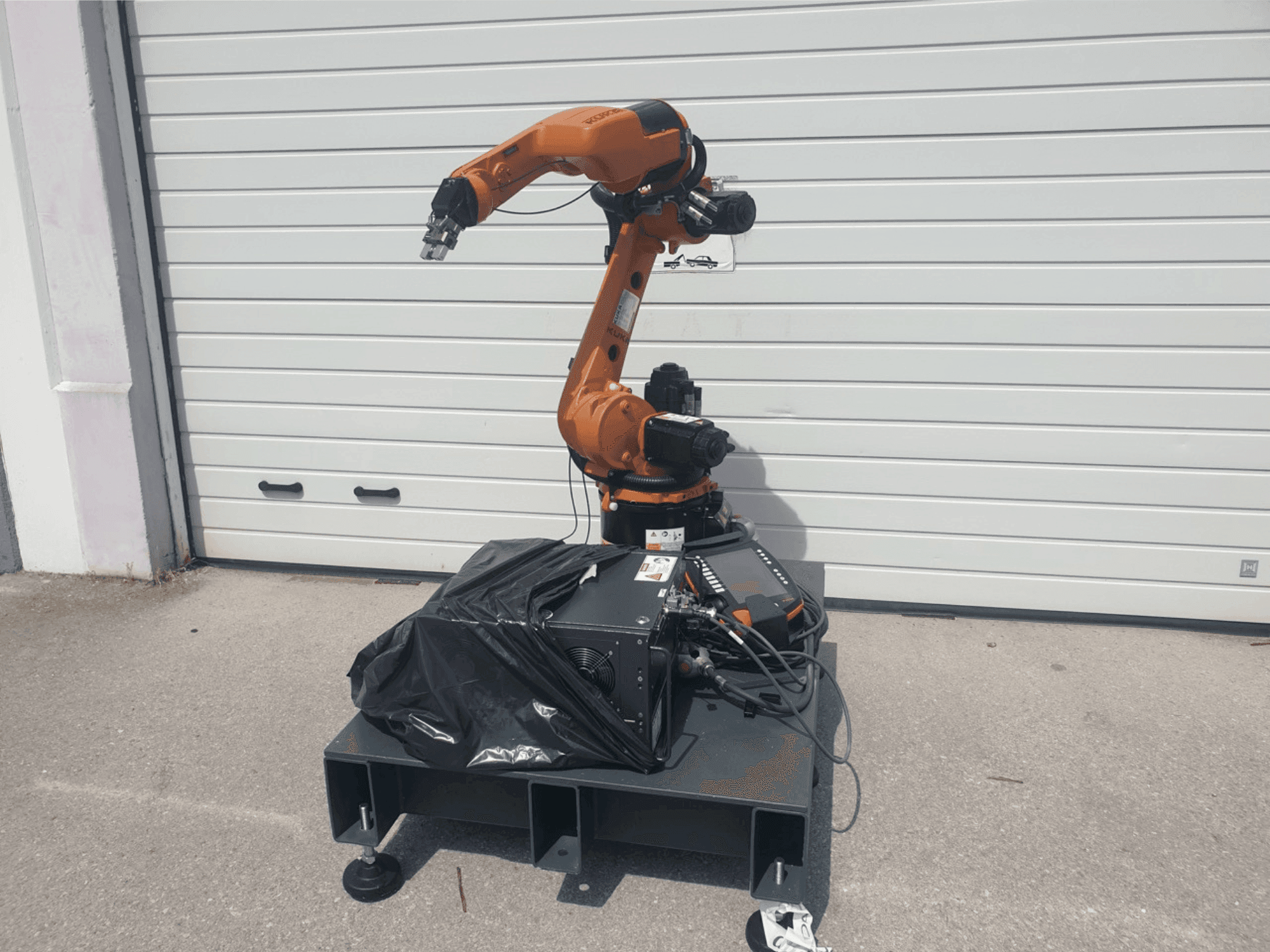 Вид станка KUKA KR 8 R1420 спереди
