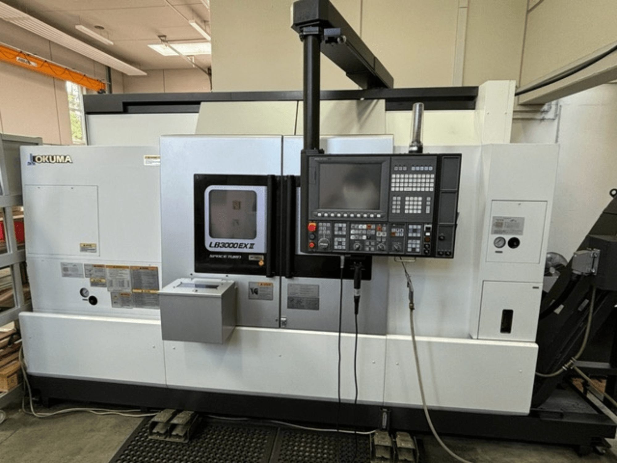 Горизонтальный токарный станок Okuma LB 3000 EXII, вид спереди, панель управления и рабочие характеристики.