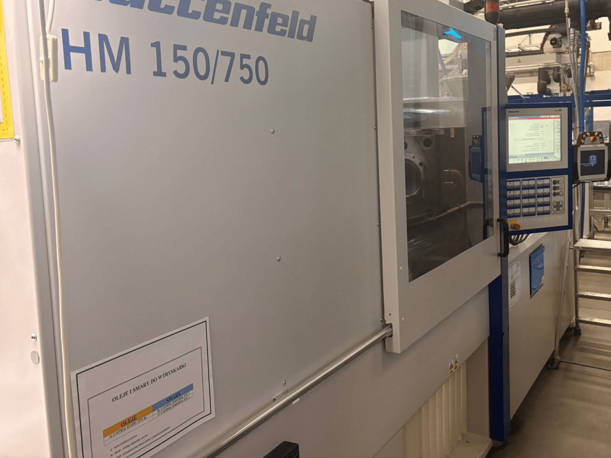 Термопластавтомат Hoffer Maschinenbau HM 150/750, вид спереди, панель управления и индикатор работы.