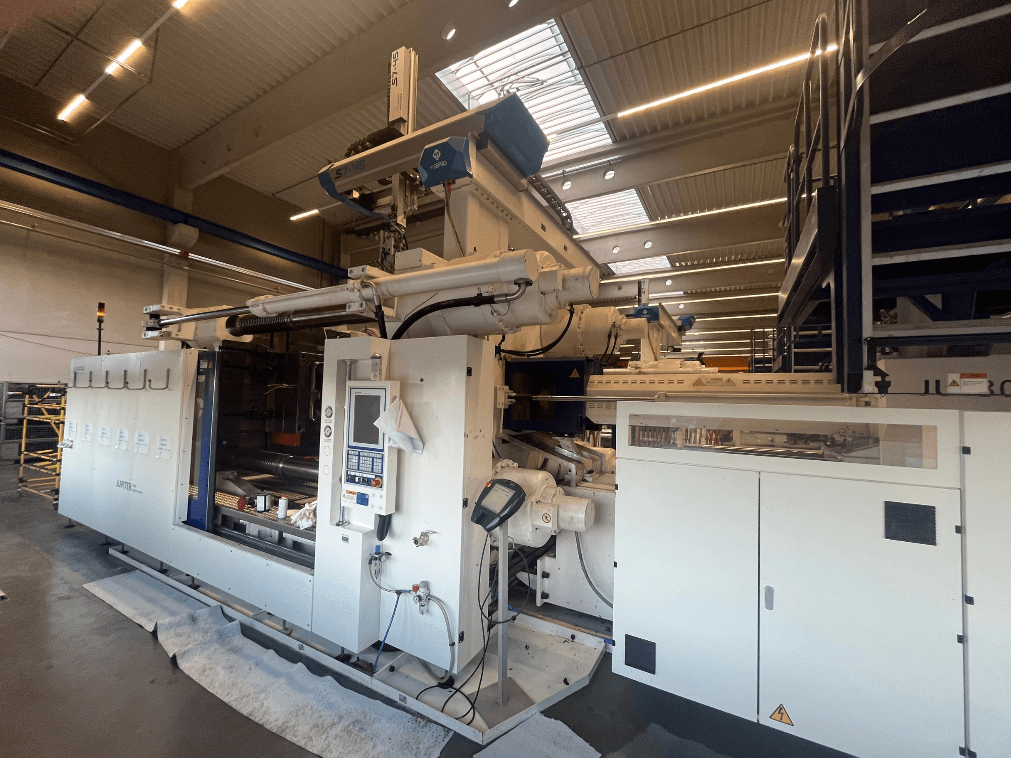 Вид спереди на текстильную машину Autefa, панель управления, компоненты и промышленные установки.