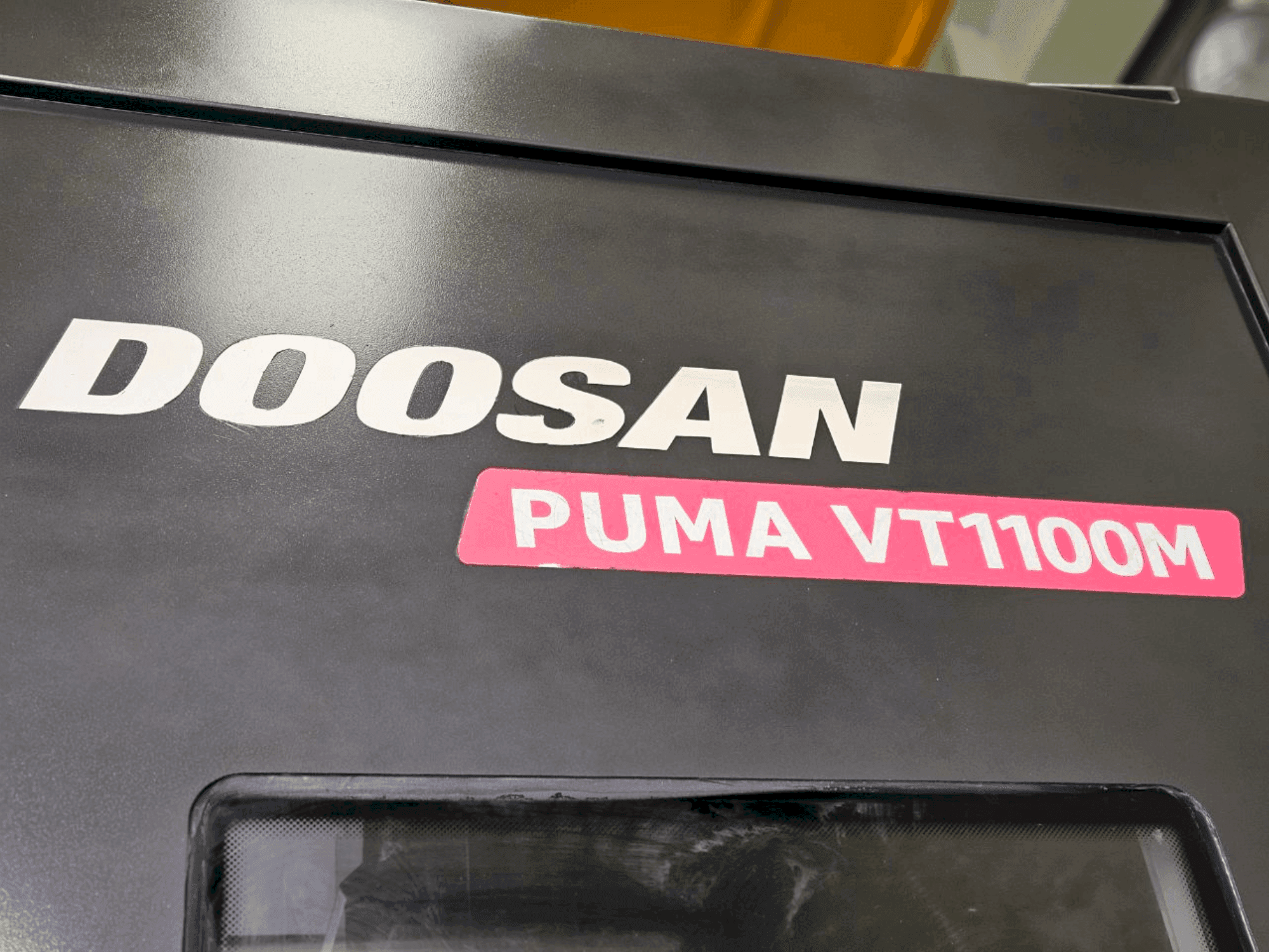 Вид станка DOOSAN VT1100M спереди