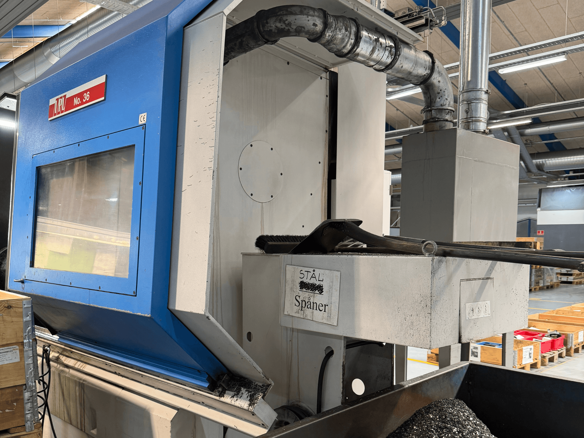 Горизонтальный токарный станок BOEHRINGER VDF 400 CM, вид сбоку с изображением панели управления и зоны сбора материала.