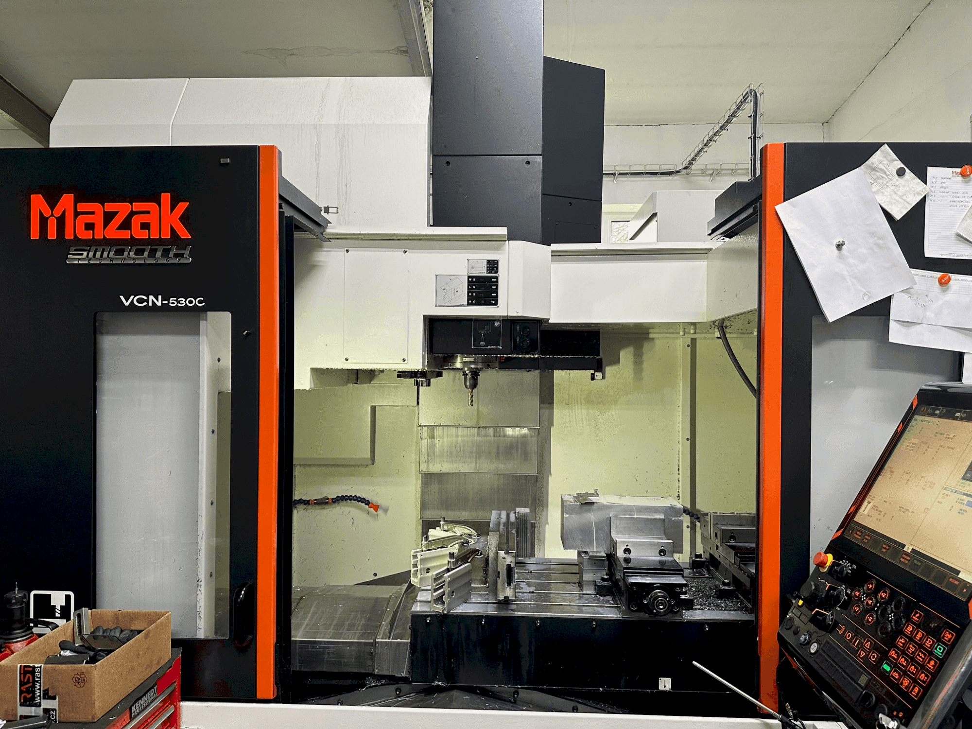 Вид станка Mazak VCN-530C спереди