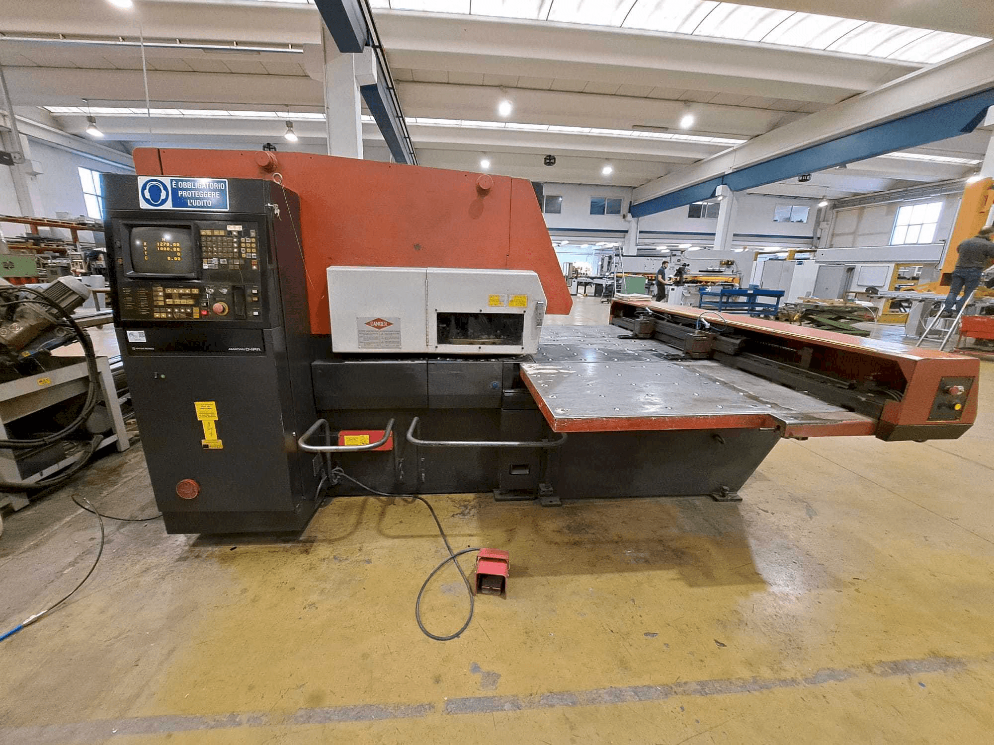 Вид станка AMADA ARIES 245 спереди