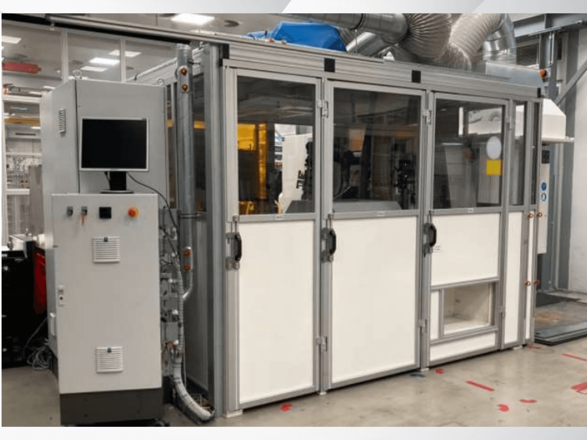 Промышленный станок с панелью управления, вид спереди; стеклянные двери, вентиляционные каналы и видимая проводка.