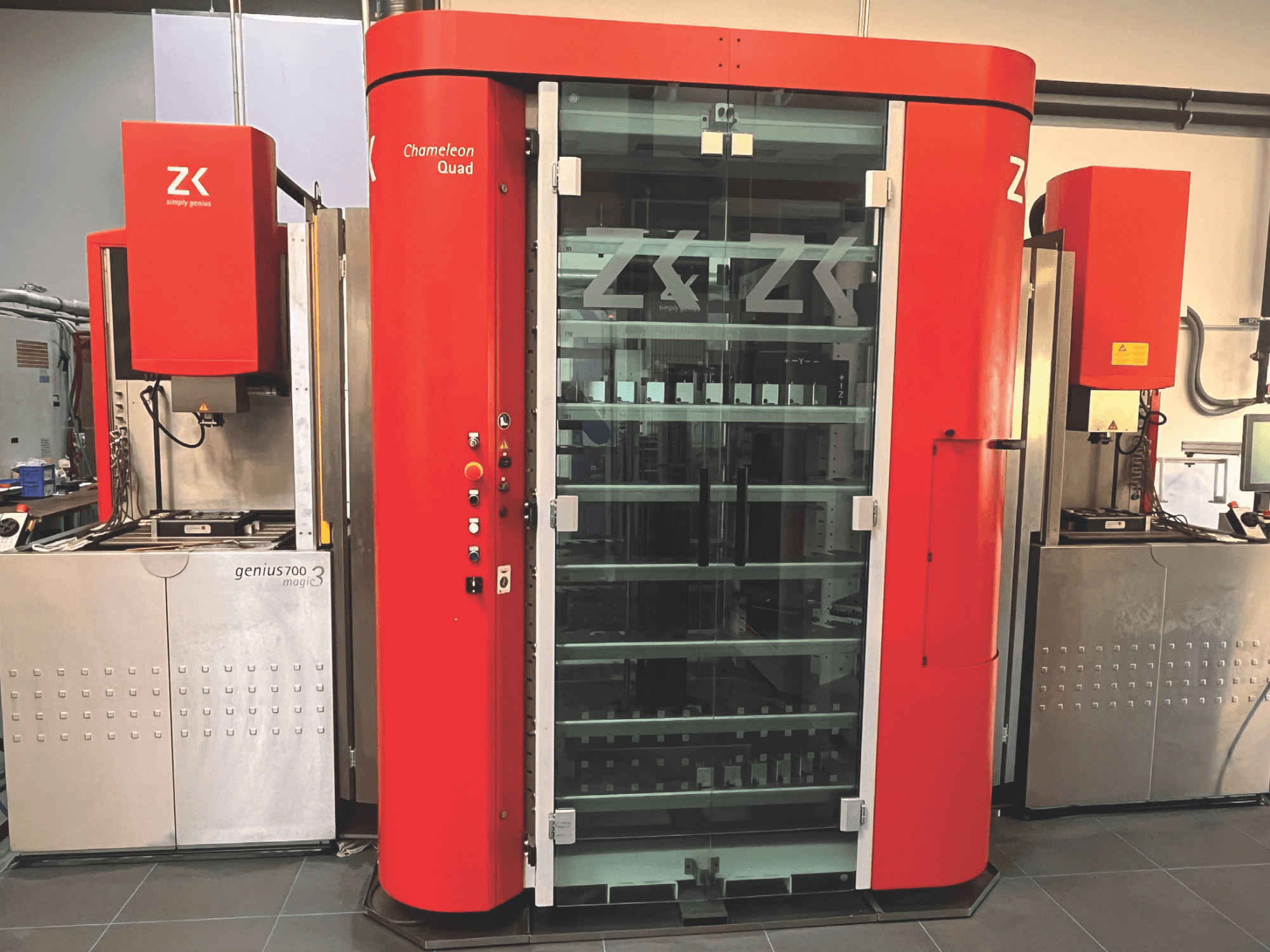 ZK Chameleon Quad, вид спереди, с красной внешней стороной, стеклянными полками и прилегающим блоком Genius 700 Magic 3 с панелью управления.