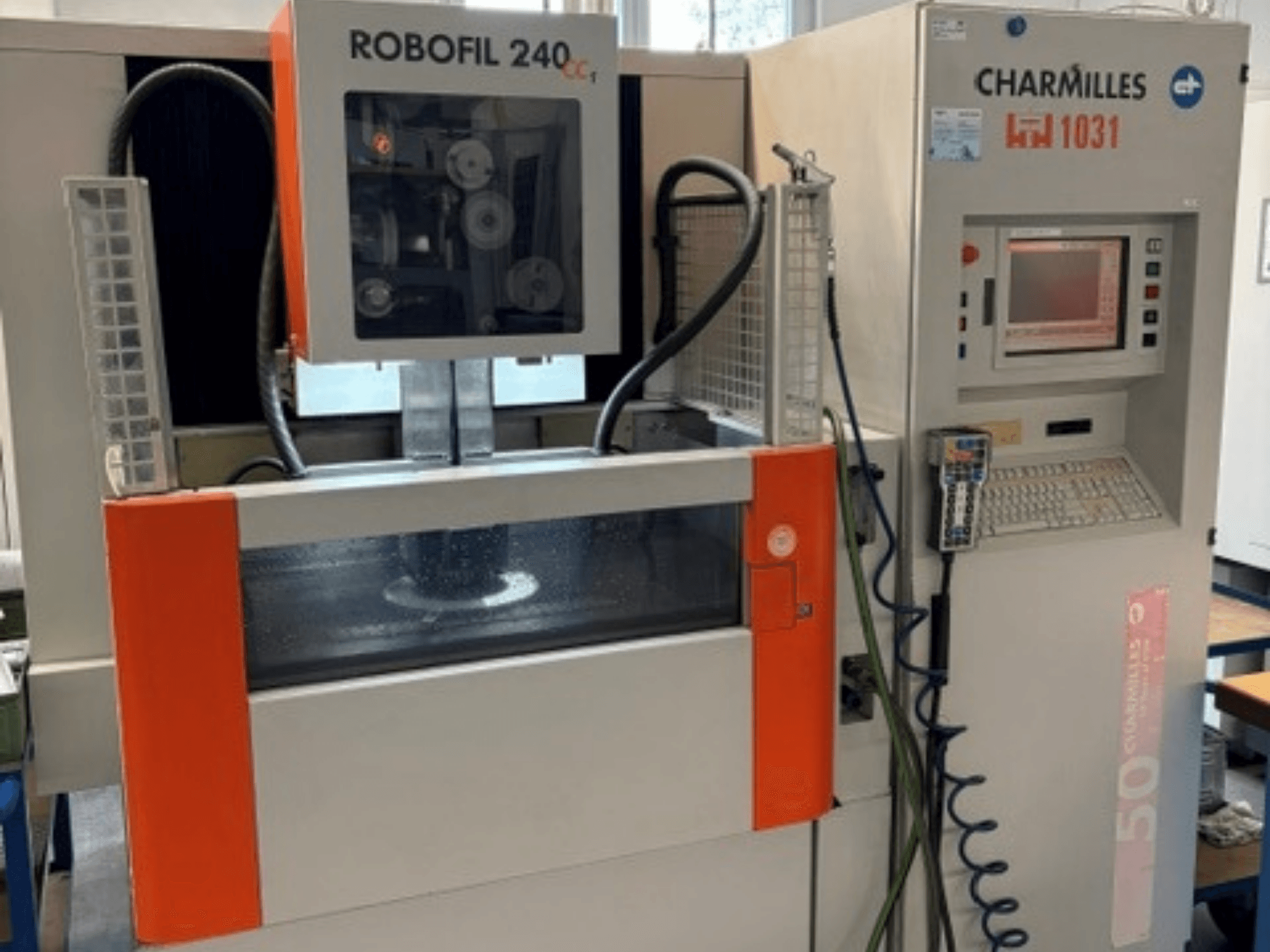 Машина для электроэрозионной обработки проволокой Charmilles Robofil 240 CC, вид спереди с панелью управления и зоной резервуара для воды.