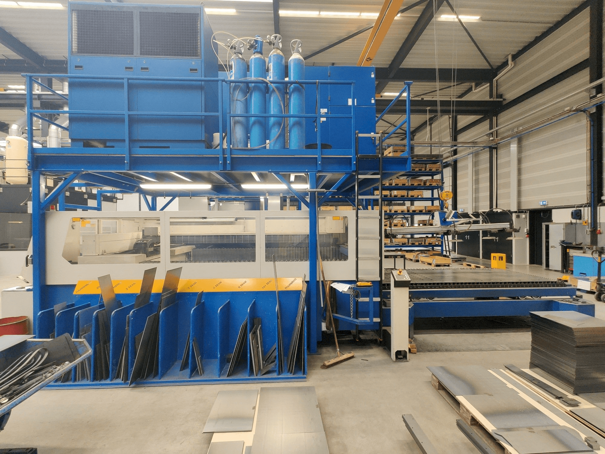 Вид станка с Trumpf Trumatic L 3030 правой стороны