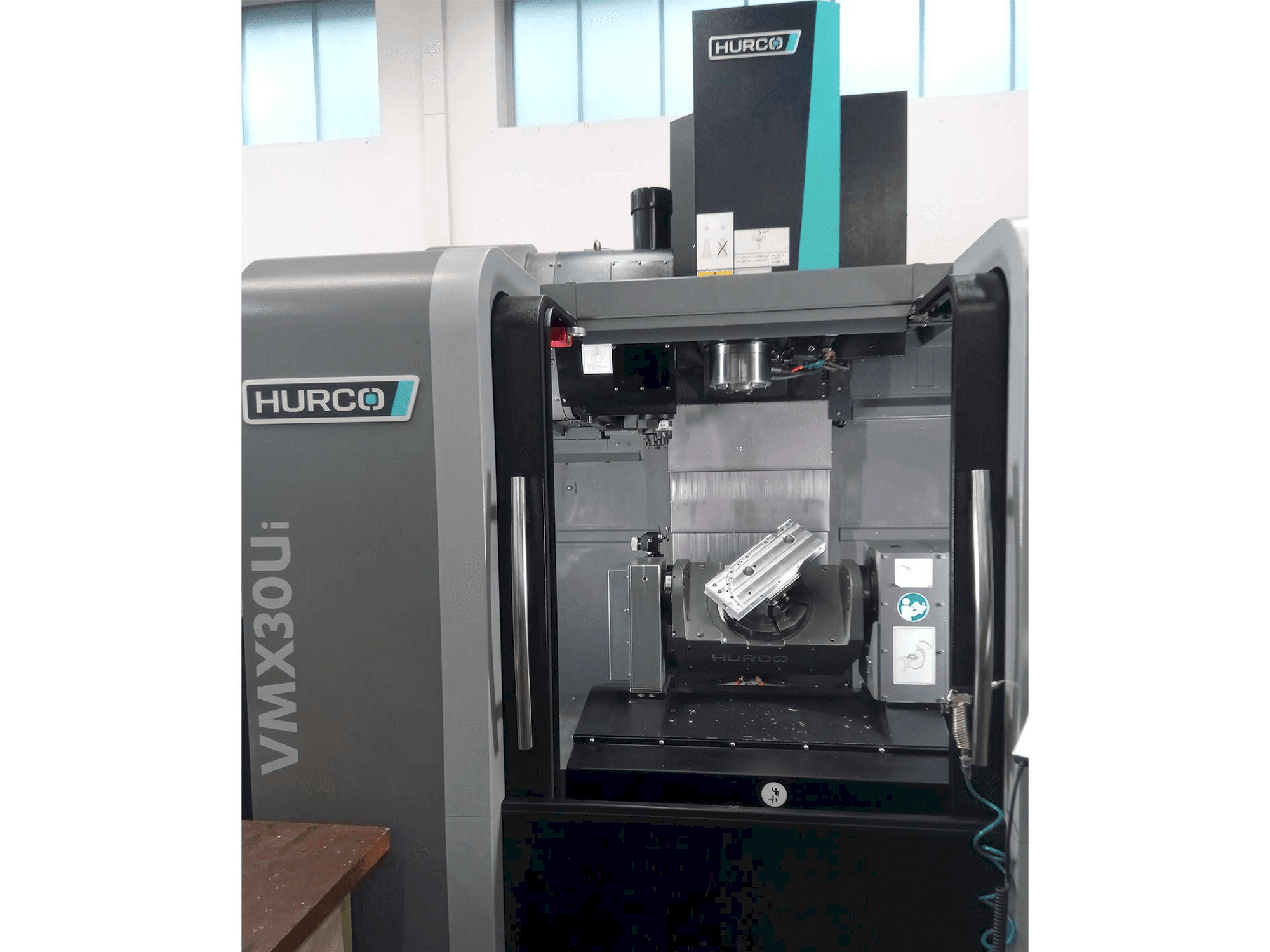 Вид станка Hurco VMX 30ui спереди