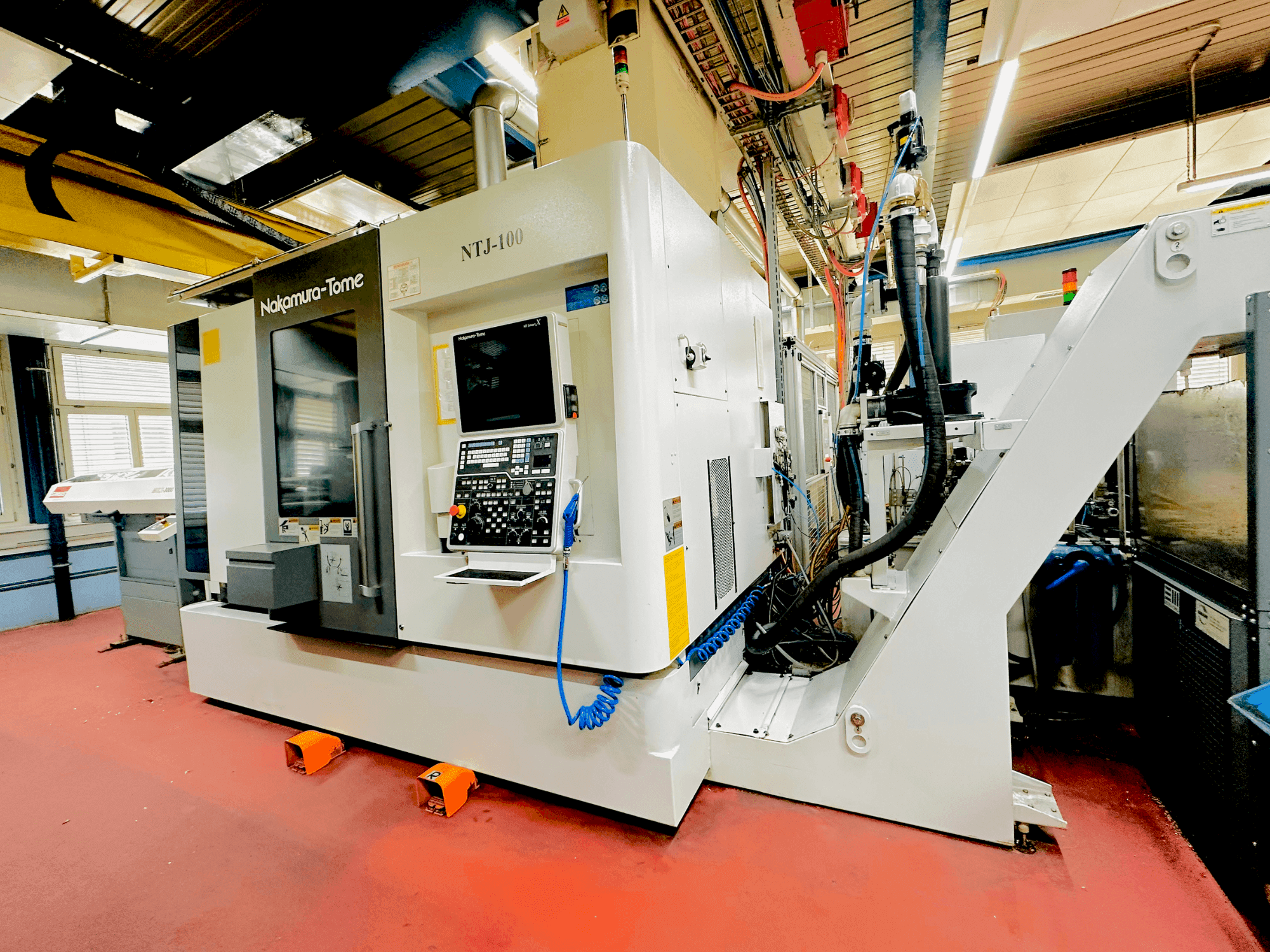Вид станка NAKAMURA NTJ100 спереди