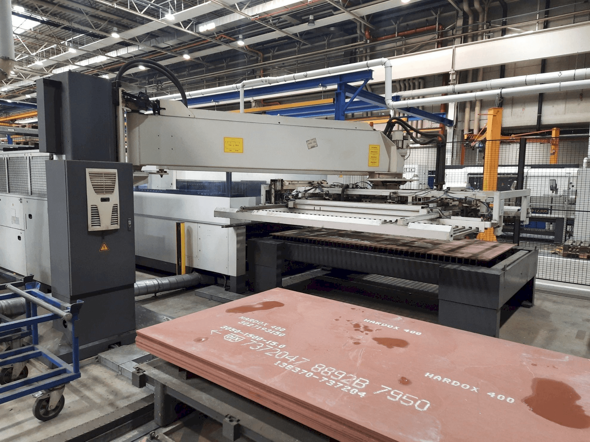 Вид станка с Trumpf L3030 правой стороны
