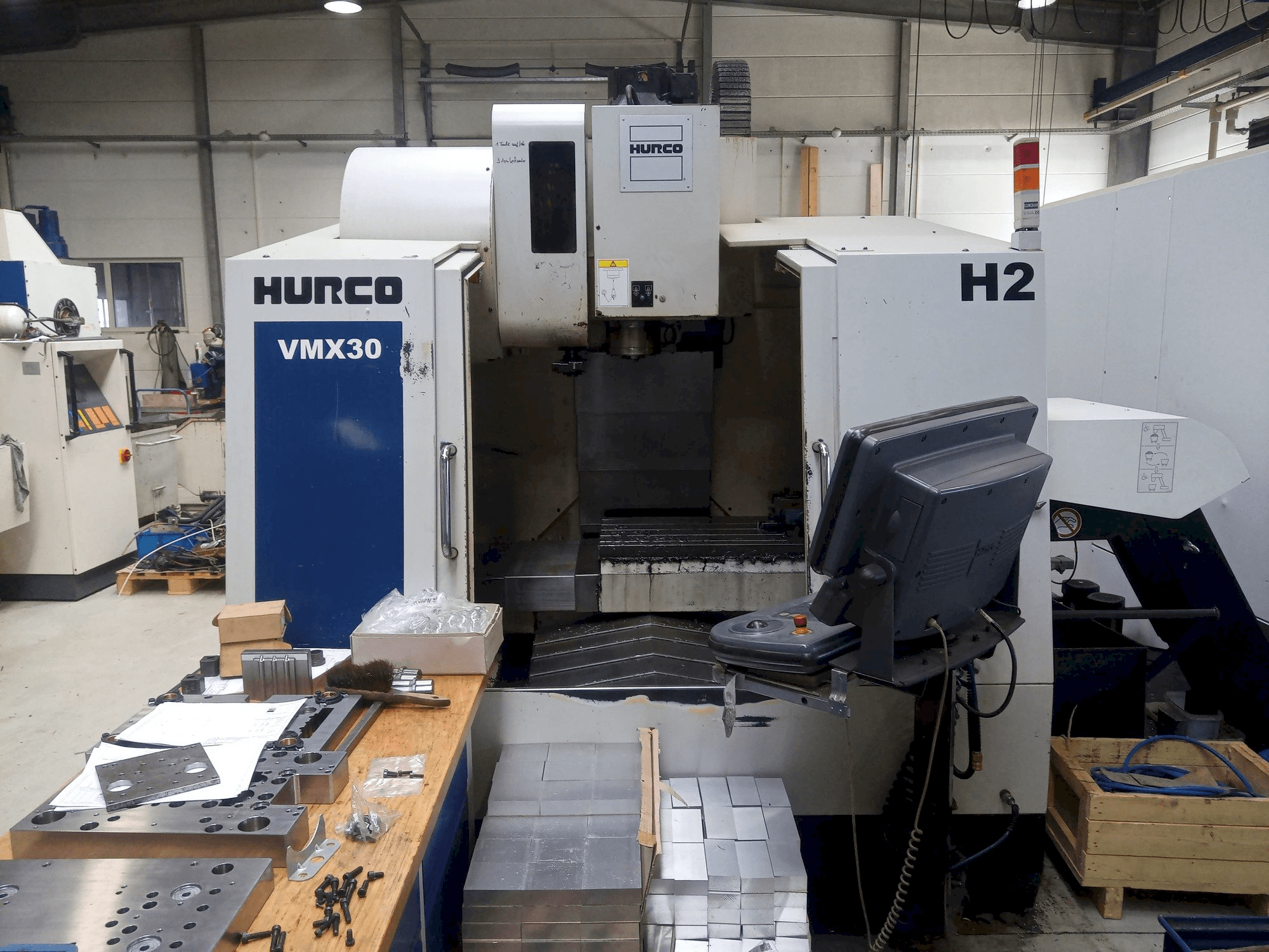 Вид станка Hurco VMX30 спереди
