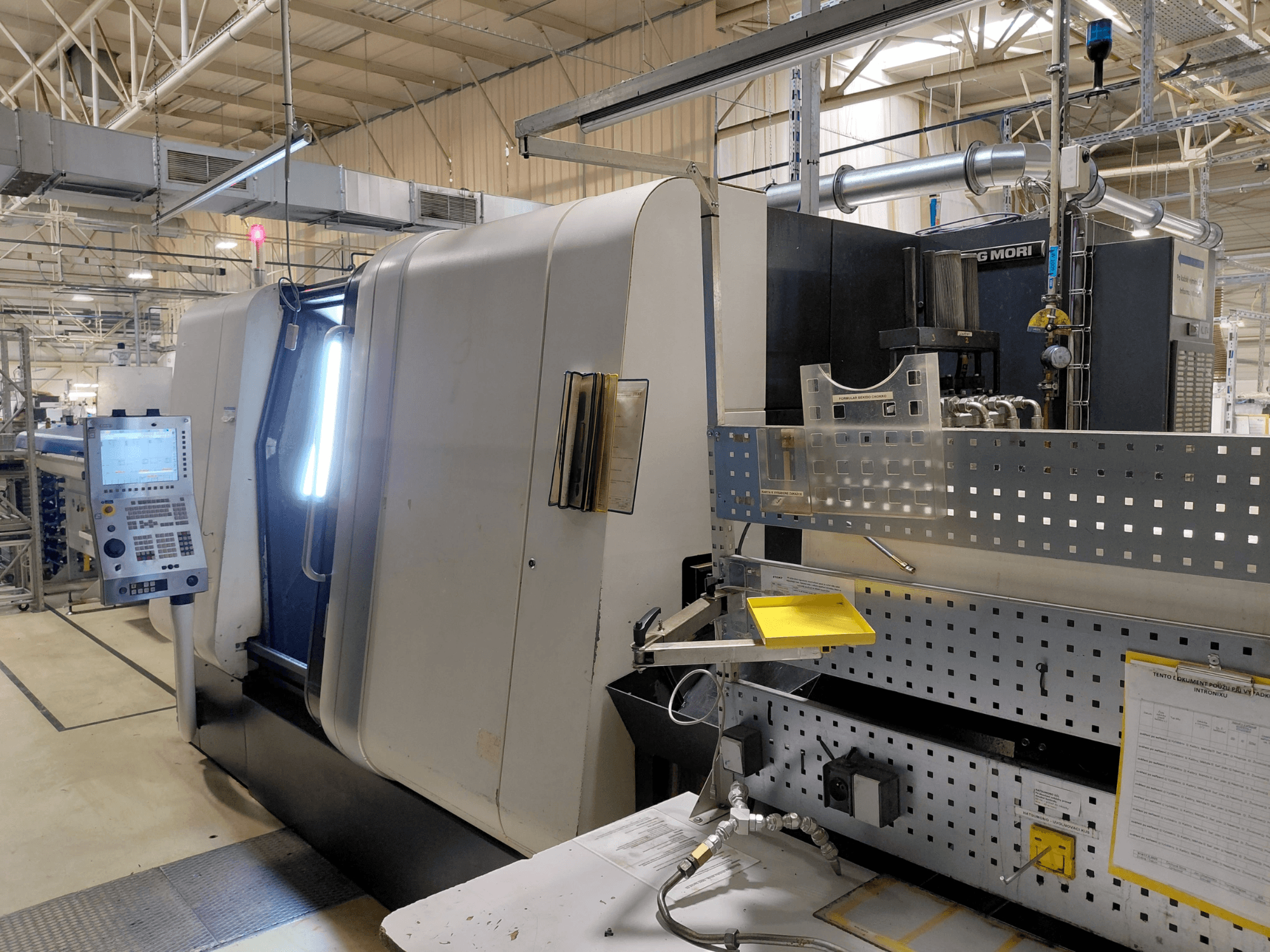 Многошпиндельный токарный станок DMG MORI Sprint 65 linear, вид спереди, панель управления и характеристики станка.