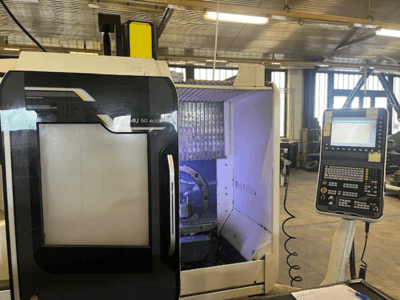 Фрезерный станок DMU 50 eco вид спереди с панелью управления, отображением держателя инструмента и рабочей зоны.