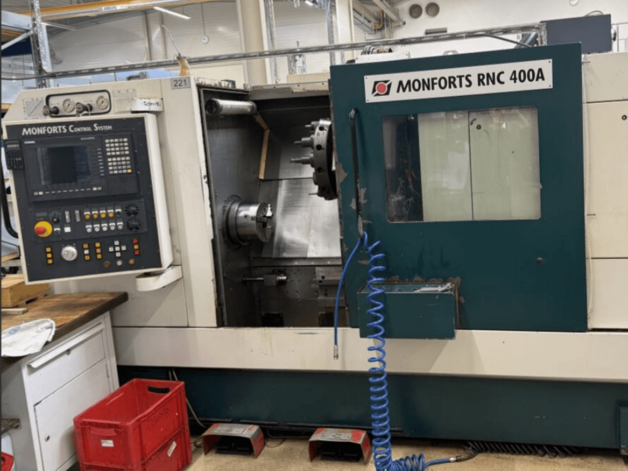 Горизонтальный токарный станок Monforts RNC 400 A, вид спереди, демонстрирует панель управления и рабочую зону с выделенными функциями.