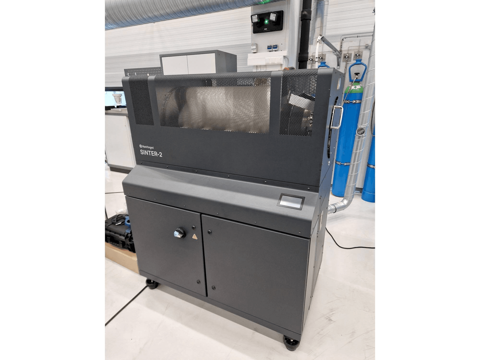 Вид станка MARKFORGED Metal X спереди