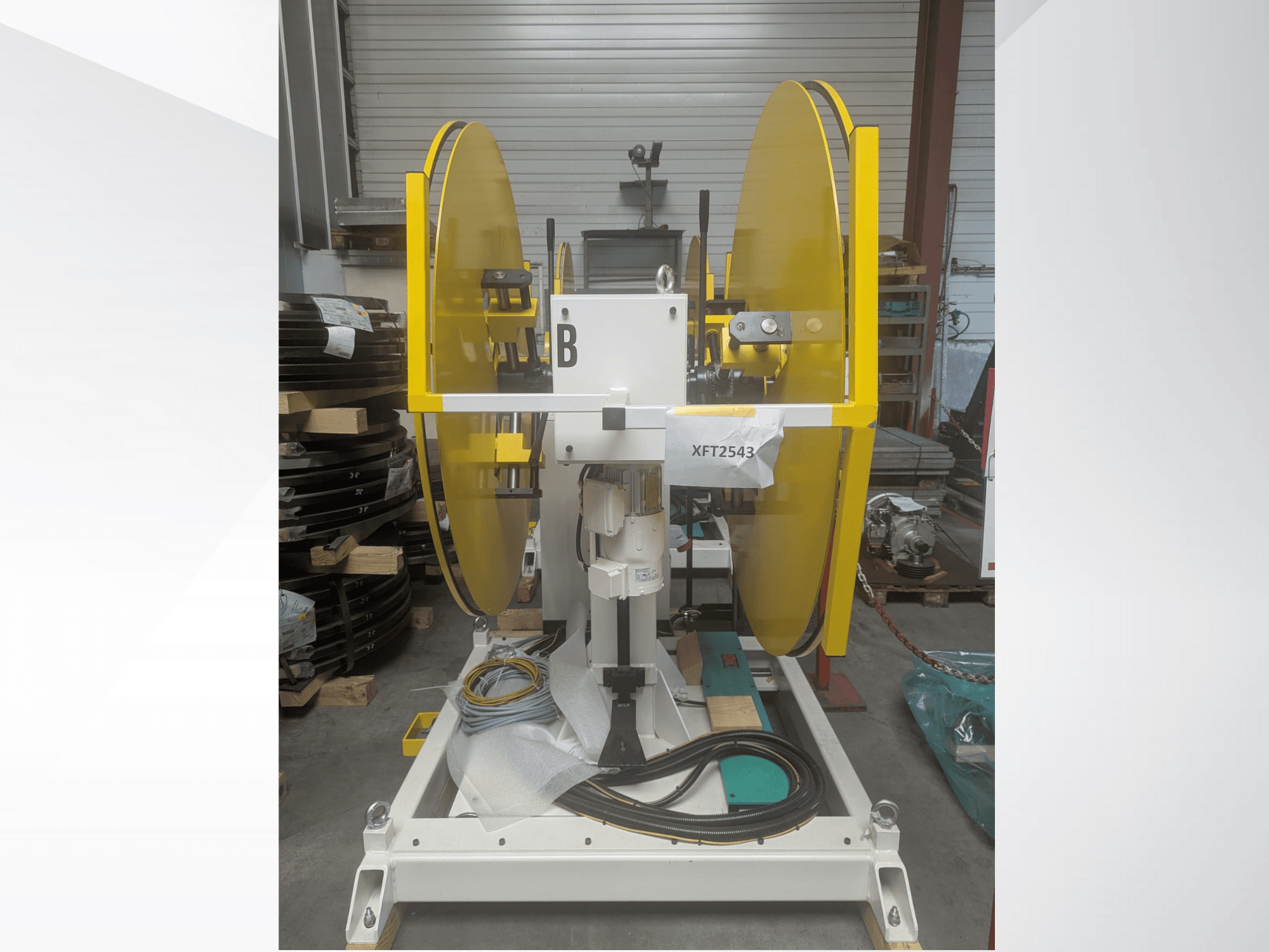 Желтые пильные диски на белом основании, вид спереди; модель XFT2543, с видимой проводкой и компонентами.