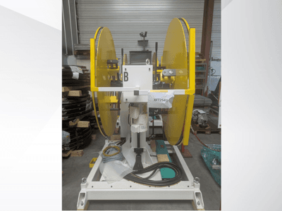 Желтые пильные диски на белом основании, вид спереди; модель XFT2543, с видимой проводкой и компонентами.