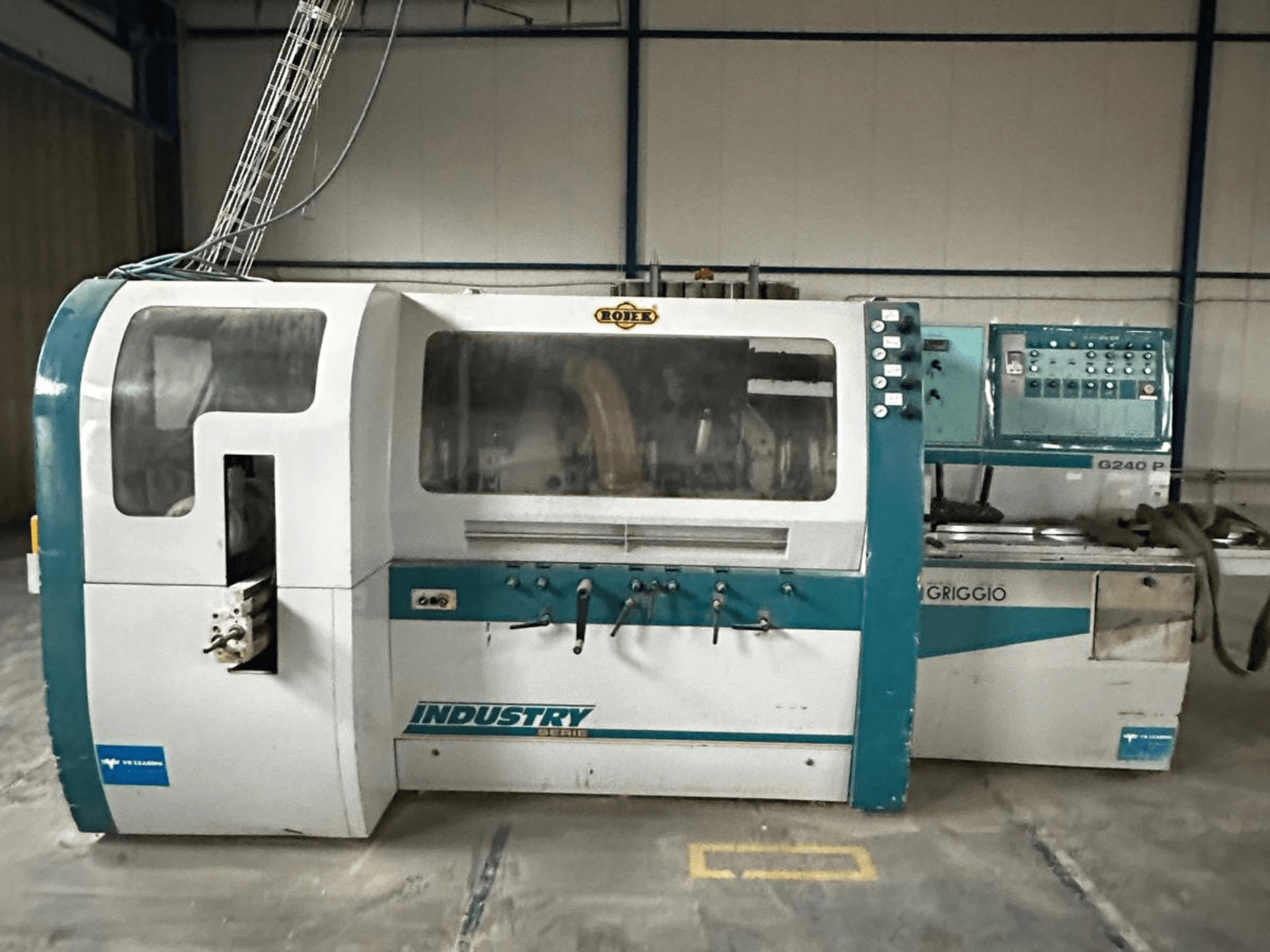 Станок Griggio Industry G240 P, вид спереди, с панелью управления и прозрачным корпусом, демонстрирующим внутренние механизмы.