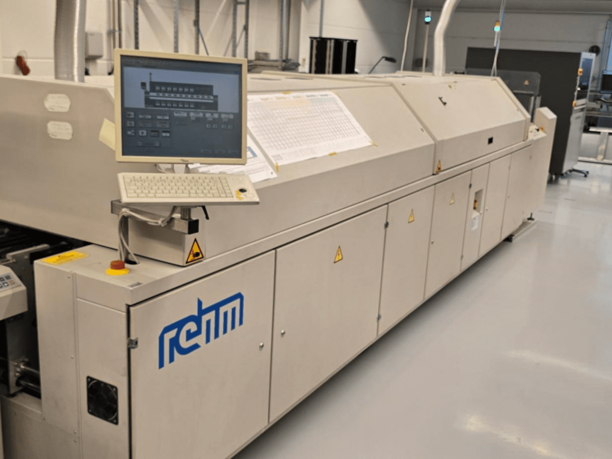 Оборудование для автоматизации REHM VXS nitro 2450, вид спереди; в комплект входят монитор, клавиатура и панель управления.