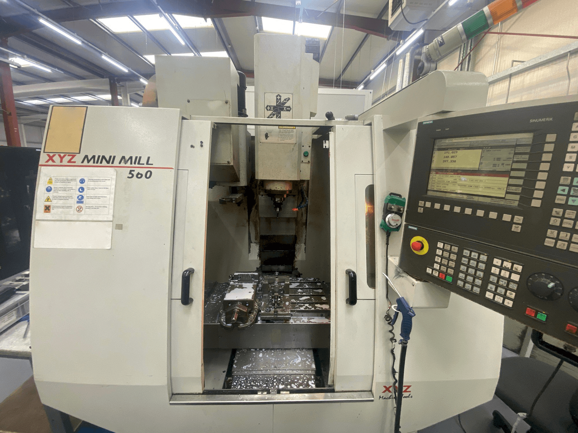 Вид станка XYZ Mini Mill 560 спереди