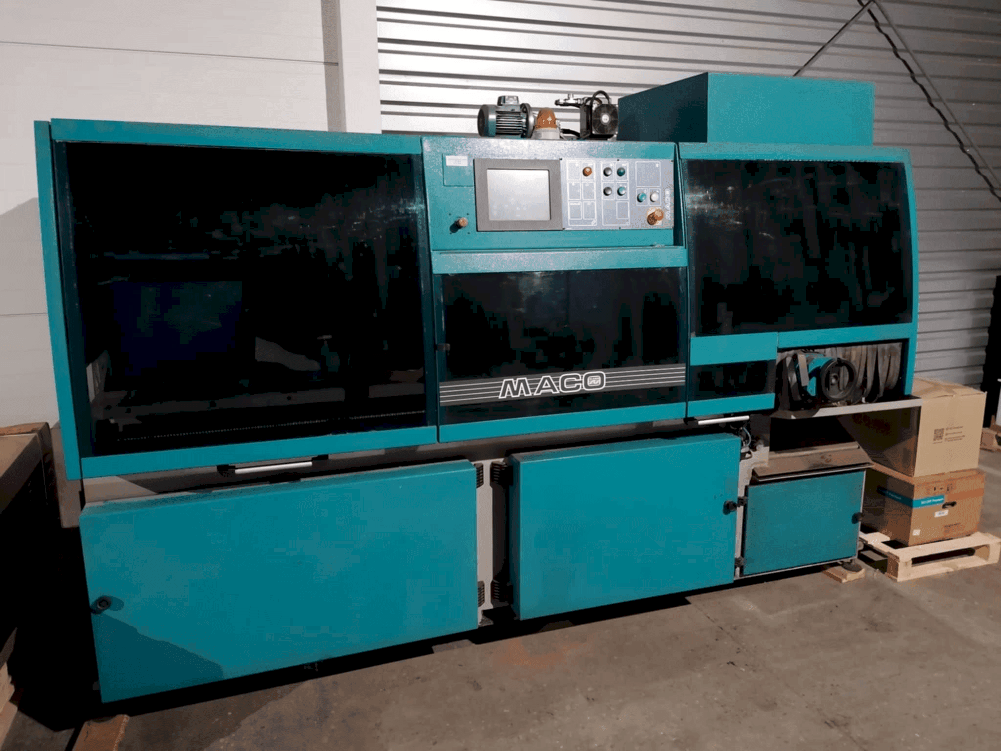 Вид станка MACO VK370 AR ALU спереди